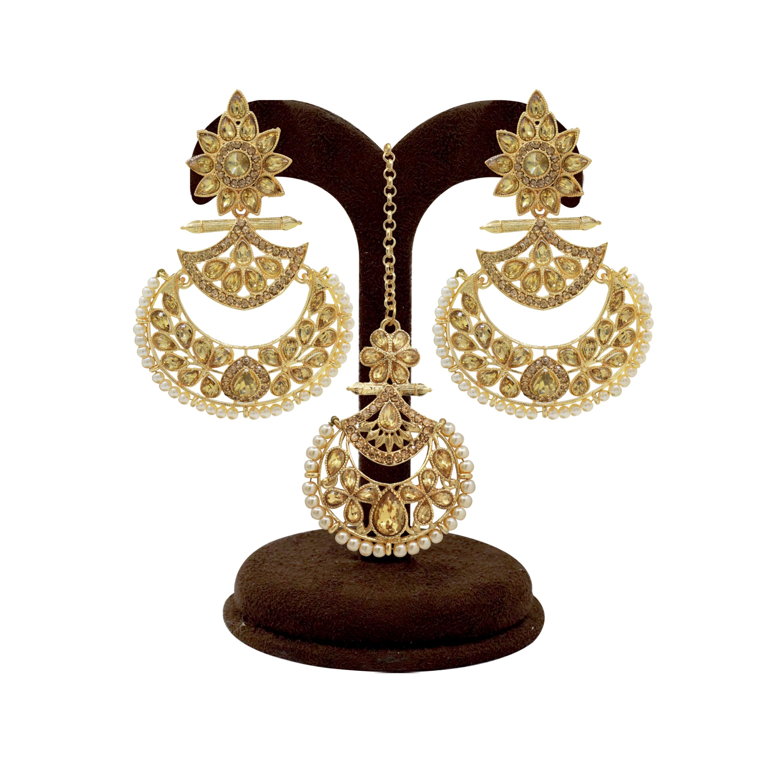 Samyuktha Orecchini tradizionali placcati in oro con design floreale e Maangtikka racchiusi con finto kundan e perle, set di gioielli in oro, metallo, senza pietre preziose, Metallo, Nessuna pietra