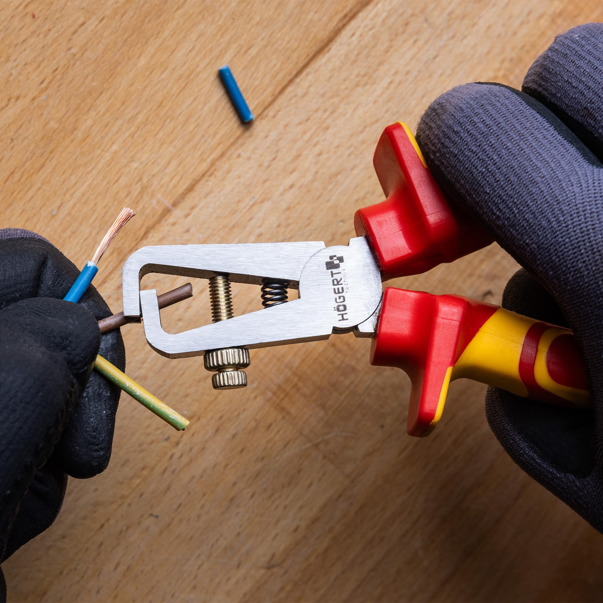 HÖGERT TECHNIK Juego de 12 herramientas para electricistas: destornillador manual aislado de 1000V, destornilladores planos y de estrella, comprobador de tensión, maletín de plástico para herramientas