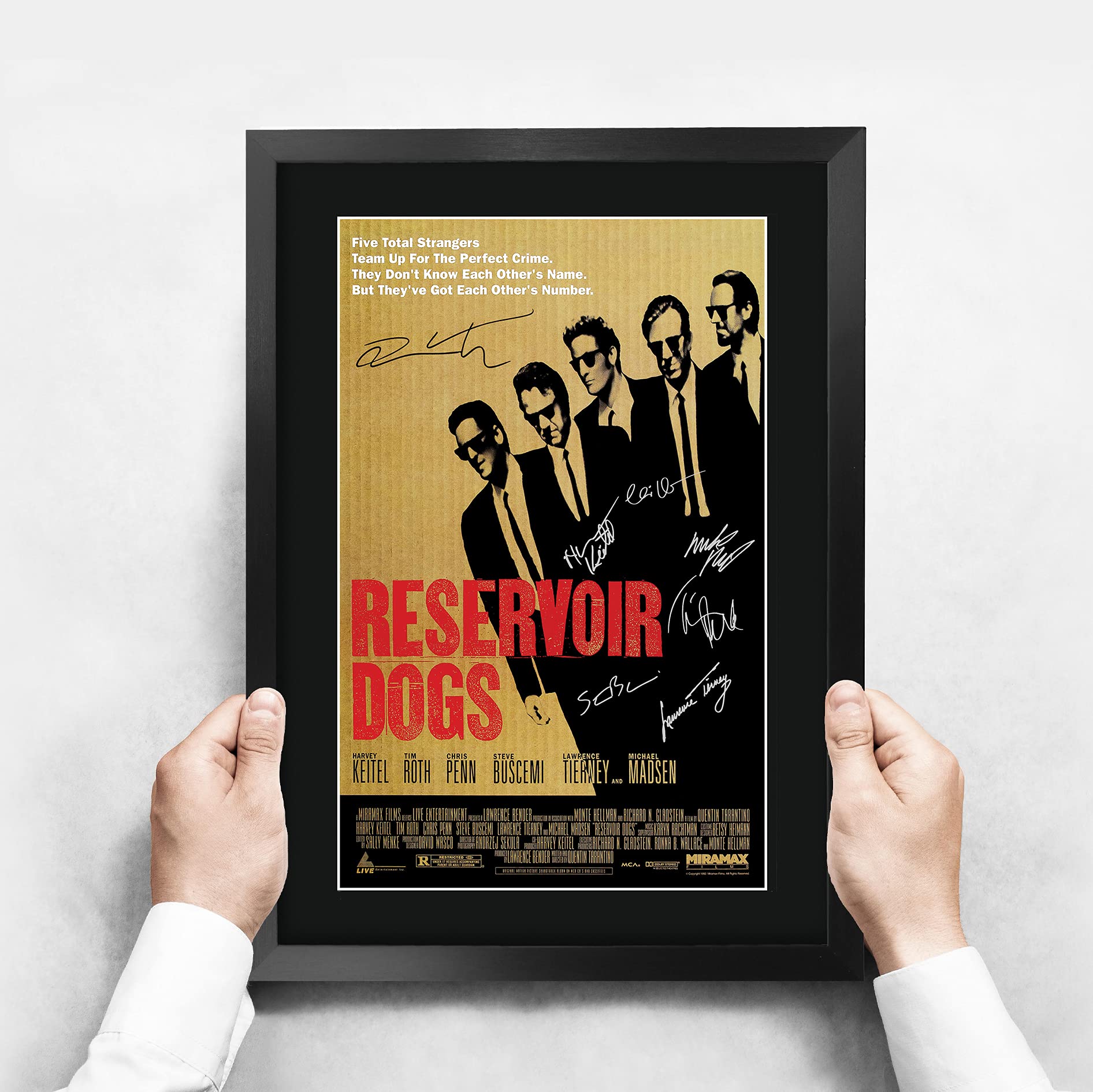HWC Trading Reservoir Dogs Geschenke Geduckter Poster Signiertes Autogramm Foto für Fans von Film Memorabilien - A3 Gerahmt