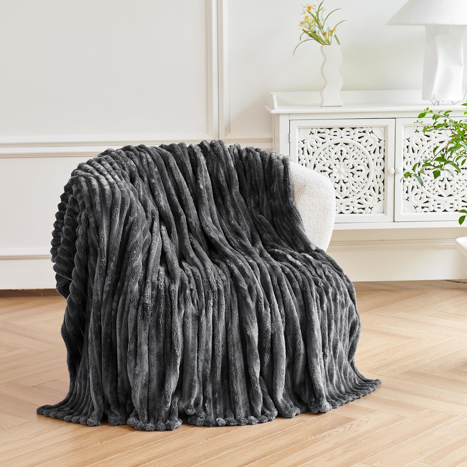 VANJOROY Fleece Fluffy Blanket Large Throw for Sofa and Bed 300GSM Lightweight blanket 100% Microfiber Fuzzy Soft Warm Cozy Luxury Throw for Settees Chair Travel Gift. Grey-150x200cm