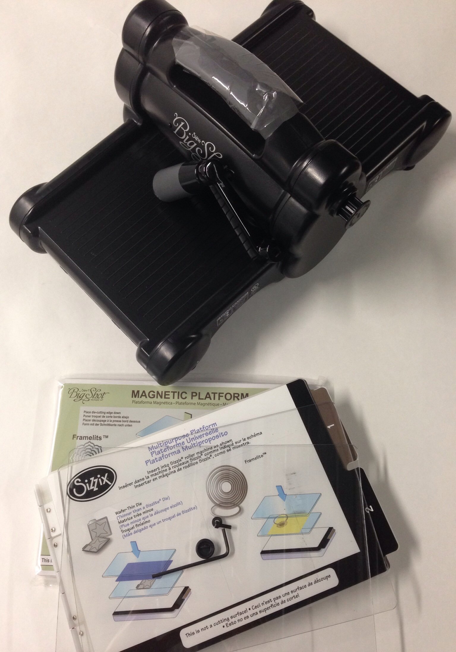 Sizziz Big Shot Bundle with 2 products: 01 BLACK and GREY Cutting and Embossing Mechanical Machine with Standard Multipurpose Platform + 01 Magnetic Platform