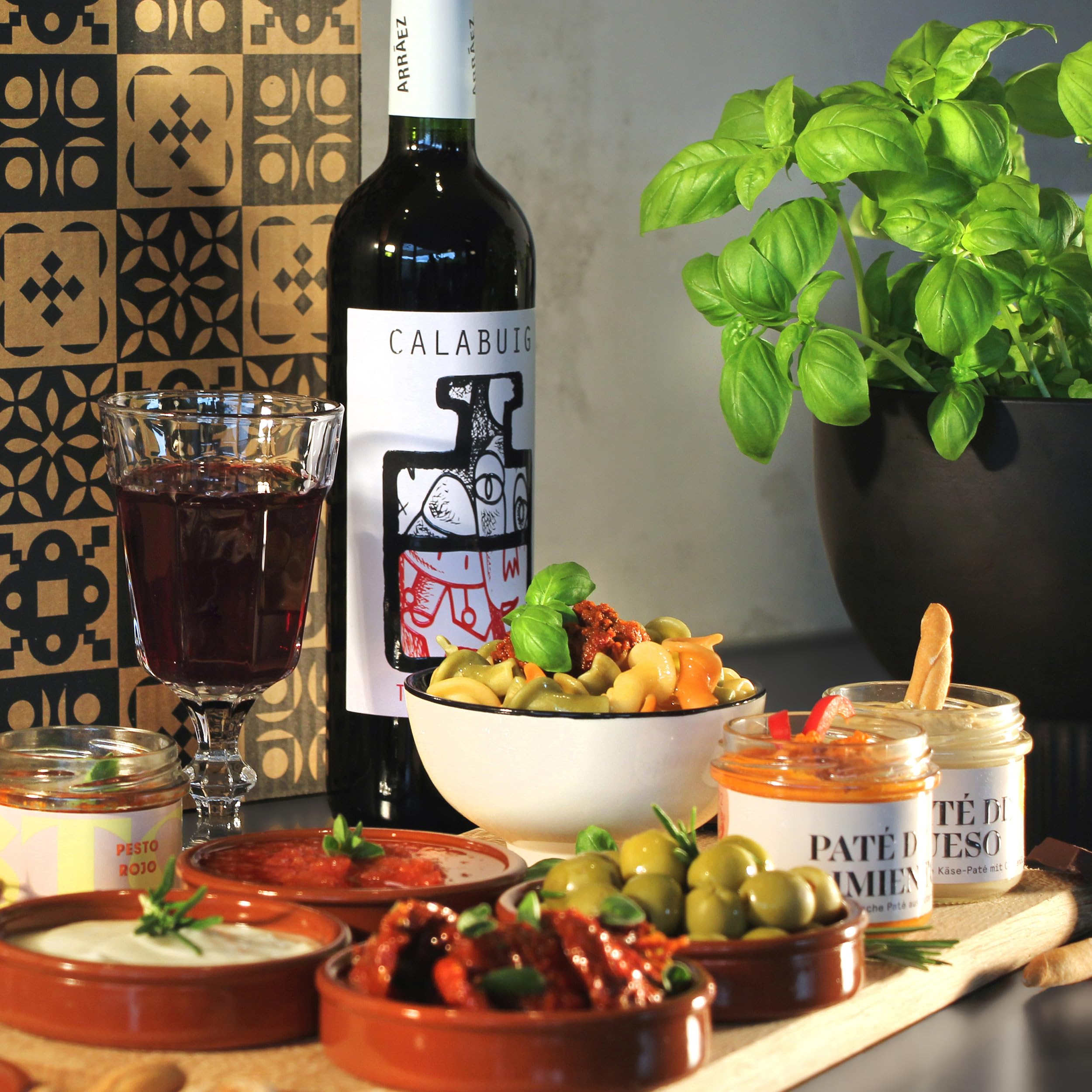 Geschenkkorb VIVA mit spanischen Delikatessen und Rotwein | Feinkost Präsentbox mit erlesenen spanischen Spezialitäten | Liebevoll als Geschenk verpackt von jamon.de