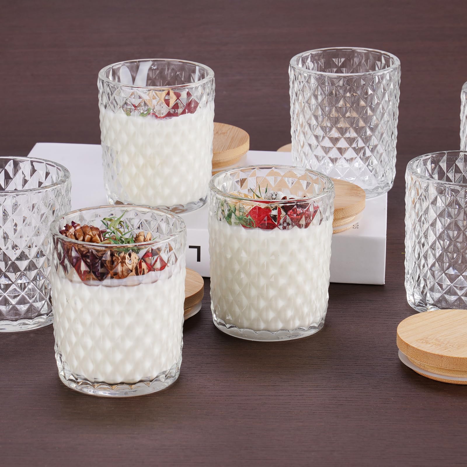 NiHome Set di 12 barattoli in vetro goffrato con coperchio in bambù, per la produzione di candele votive, per la conservazione della casa e portacandele – vetro trasparente, motivi squisiti e coperchi