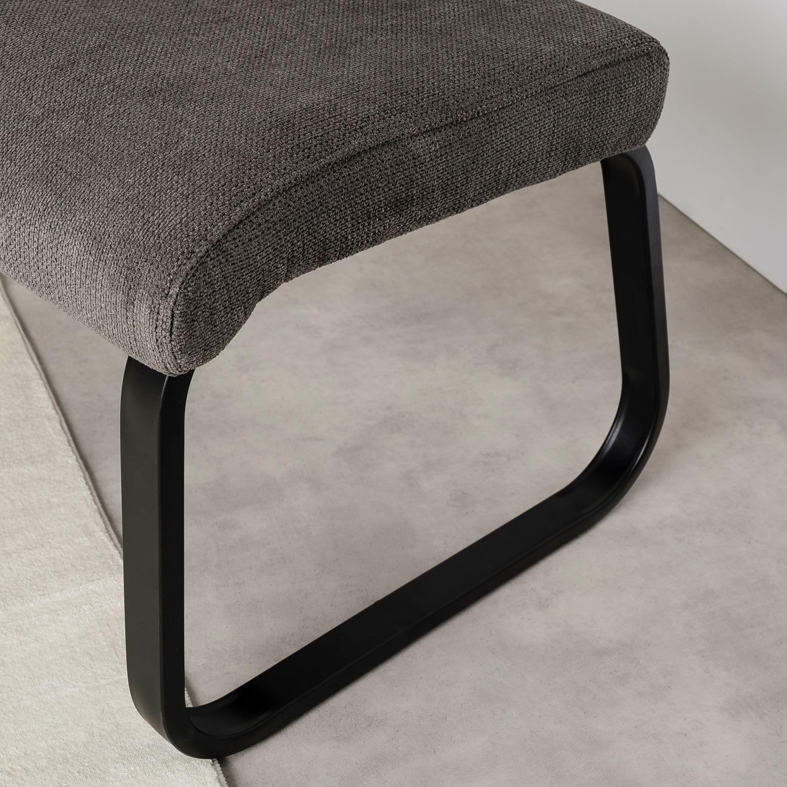 IDIMEX Banc Design Vilas siège avec 3 Places, Banquette avec Dossier, revêtement en Tissu Gris foncé et piètement en métal laqué Noir