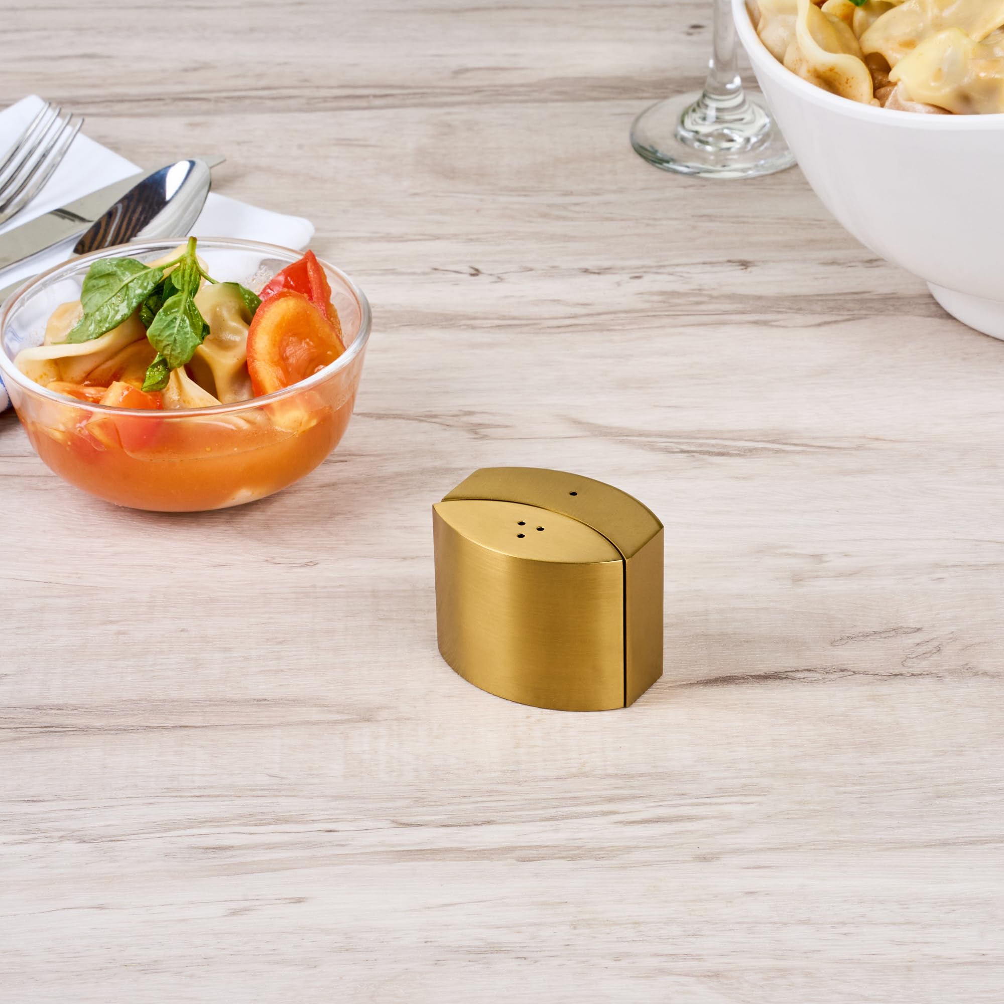 Restaurantware -RW Base - Juego de salero y pimentero de 2 onzas, 1 juego de sal y pimentero duradero, apto para lavavajillas, recargable, kit de sal y pimienta de acero dorado para restaurantes o
