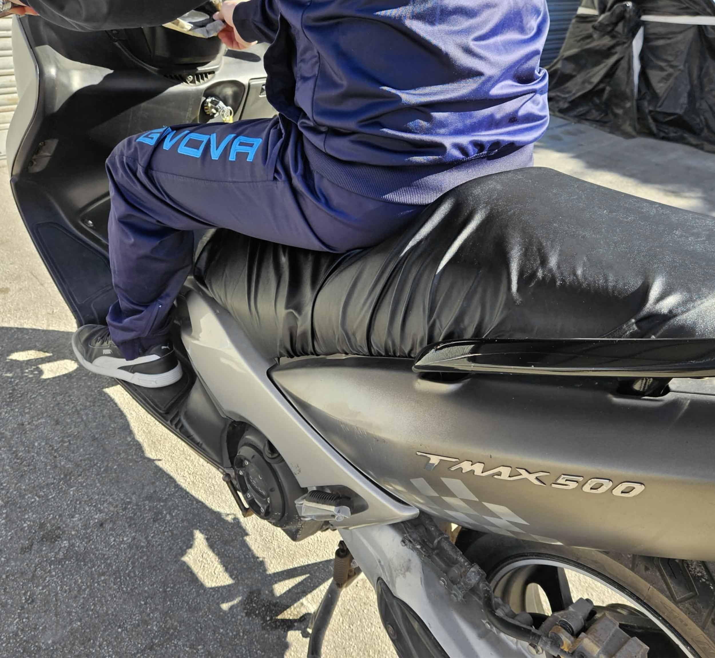 Auto Accessori Lupex - Coprisella Universale impermeabile taglia L 86x48 cm, materiale PU similpelle, telo sella adattabile Scooter e Moto, colore nero, con borsa, disponibile anche M XL Maxi