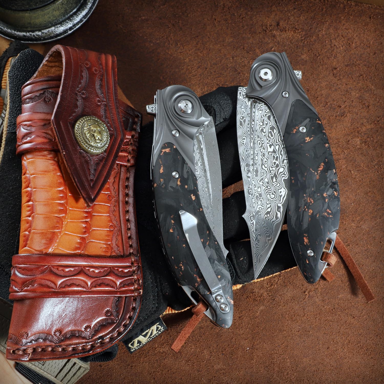 Herren-Klappmesser, handgefertigtes Damaststahl-Taschenmesser, 3,9 Zoll Klinge mit Clip und Lederscheide, Liner Lock, Kohlefaser-Griff, geeignet für EDC Camping Expeditionen, Wandern tragen, Geschenk