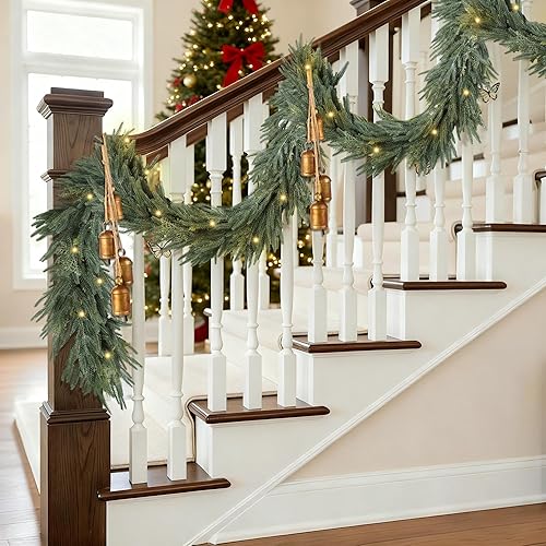 Fovths Guirnalda de Navidad de 9 pies con luces y campanas, guirnalda de pino Norfork de tacto real, guirnaldas de vegetación artificial para mantel