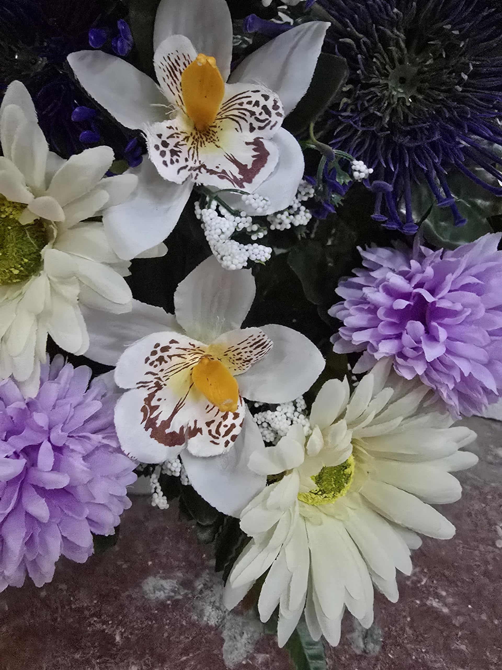 DRW Centre de Fleurs artificielles Violettes et Blanches pour cimetière, Mariage, église avec gerberas, Marguerites et orchidées 67 x 62 x 22 cm