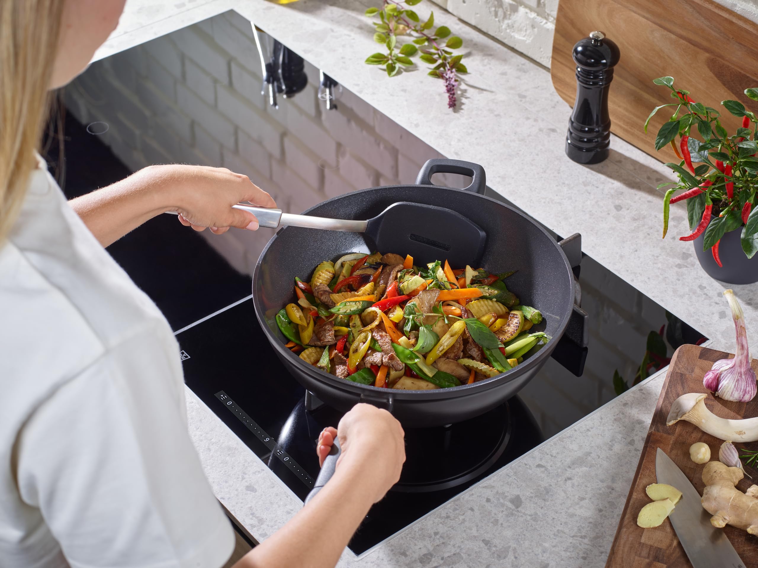 Fissler Ceratal Orbit Black/Aluminium-Wok (Ø 32 cm, 6 L) große Keramik-Bratpfanne beschichtet antihaftend, hoher Rand, Made in Germany – Induktion