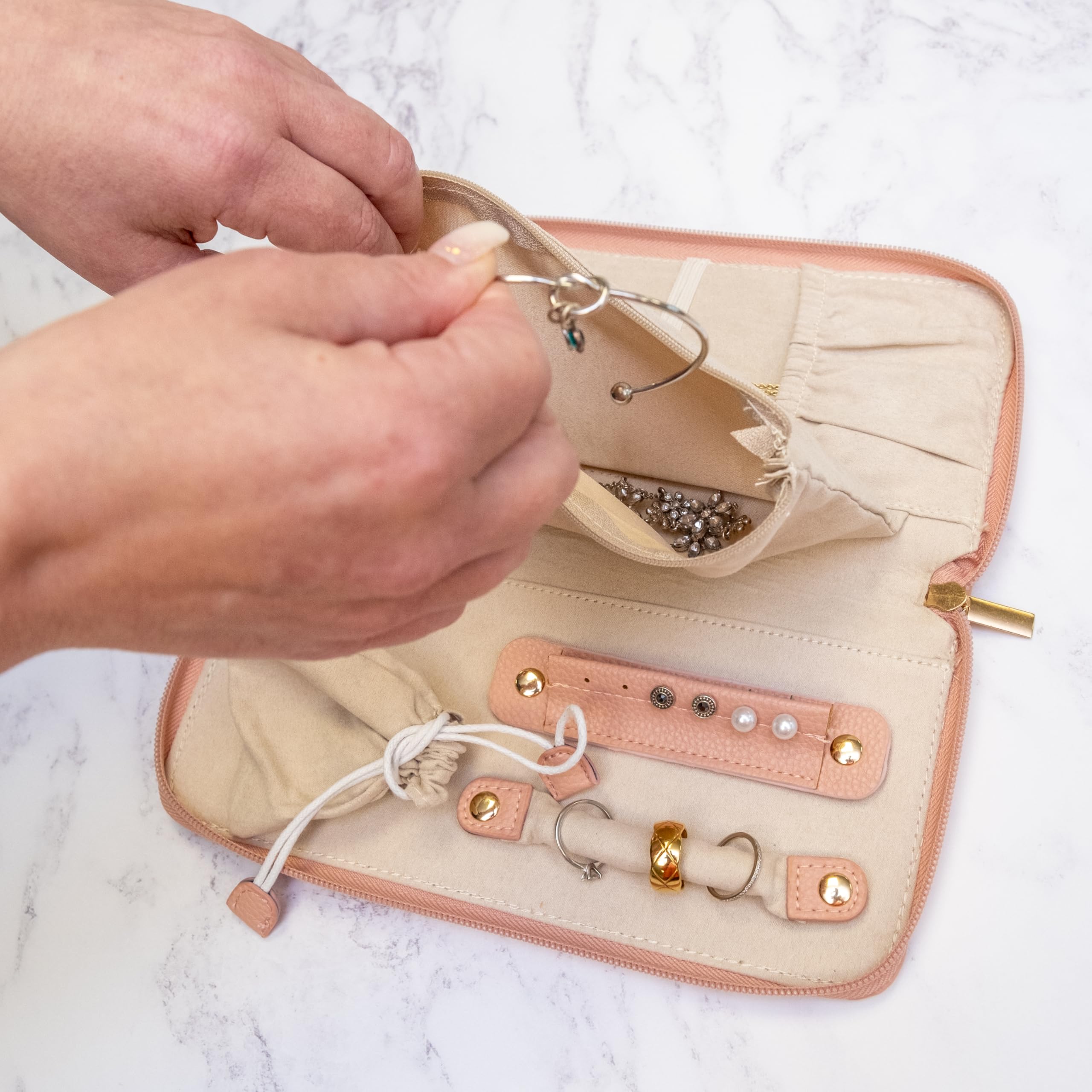 TRIXES Cartera de viaje para joyas, soporte de piel vegana rosa con cremallera para anillos, pendientes, pulseras y collares, etc. - Accesorio esencial de viaje