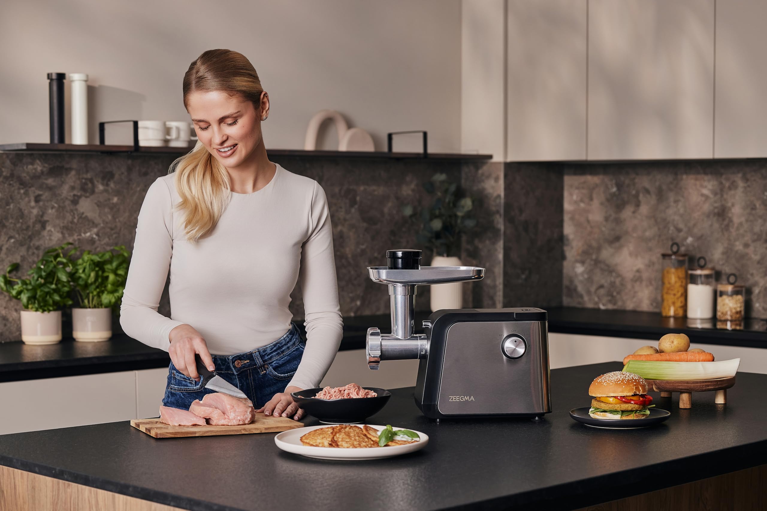 ZEEGMA MOLEN CHEF EASY - Picadora de Carne Eléctrica, Potencia de 2100 W, 3 Discos de Acero Inoxidable, Accesorio para Embutidos, Rallador de Verduras, Función Reversa | 3 discos de acero inoxidable, accesorio para embolsar, mandolina para verduras, funci