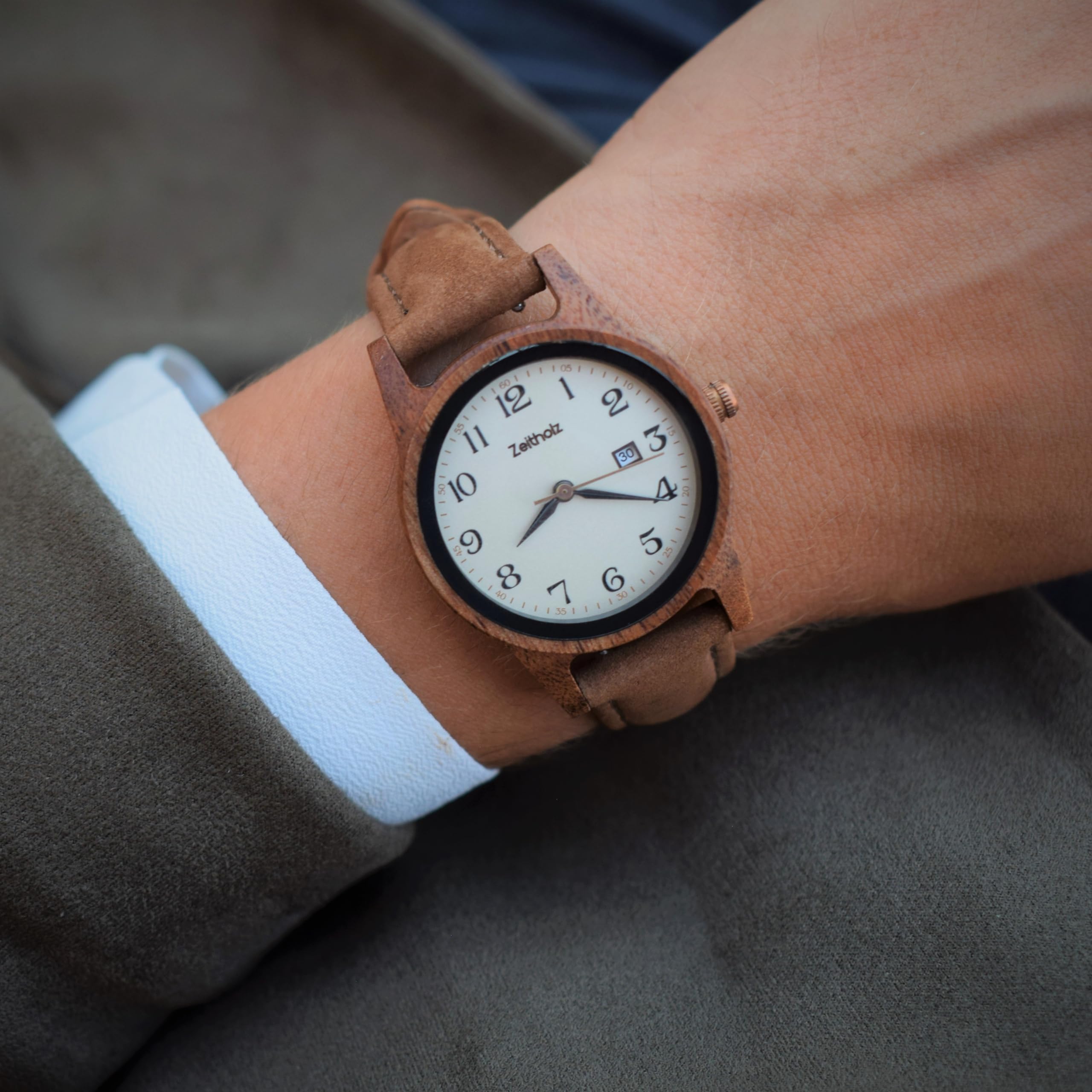 Holzuhr Damen, Armbanduhr, Analog, Quarz, Leuben Holzuhren 36mm, 100% Naturholz mit Japanischem Quarzwerk, Monatskalender und kostenlosem Lederarmband.