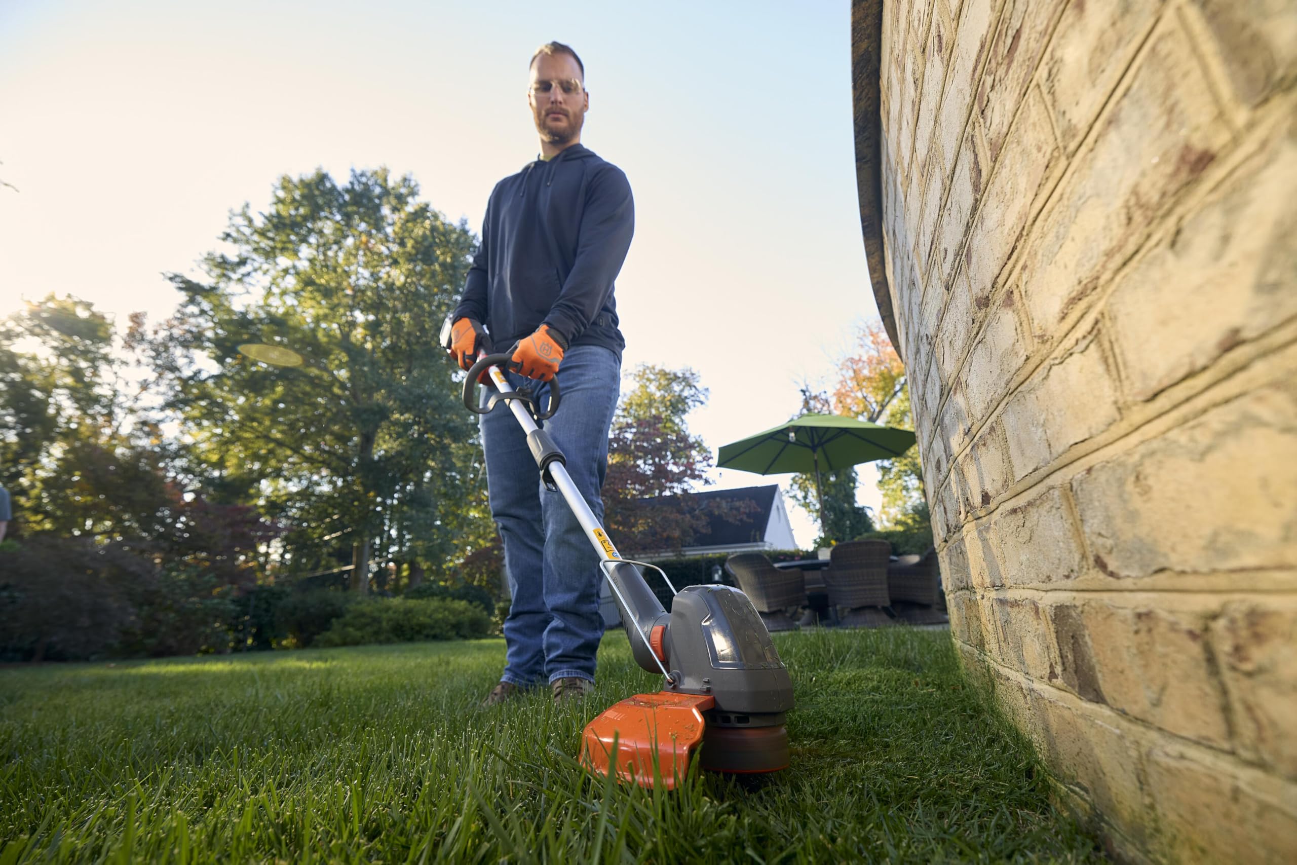 Husqvarna 215iL Akku-Grasschneider-Kit mit TriCut – 36 V kabellos, bürstenloser Motor, Teleskopschaft, Save-Modus, Akku & Ladegerät inklusive