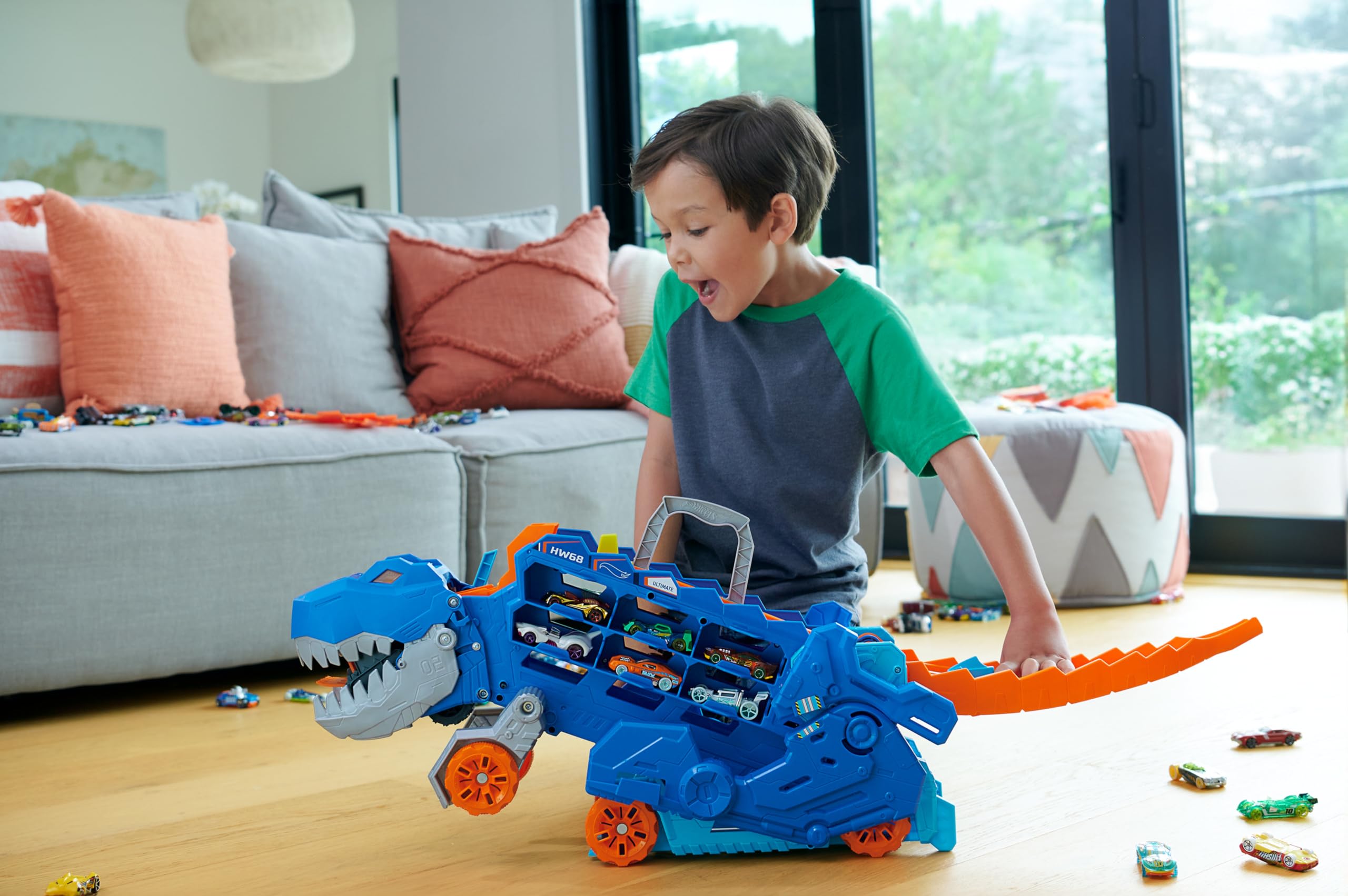Hot Wheels Let's Race Netflix Transporter zu T-Rex Autorennbahn mit Beleuchtung und Geräuschen, inkl. 2 Spielzeugautos, Platz für 20 Autos, ab 4 Jahre HNG50