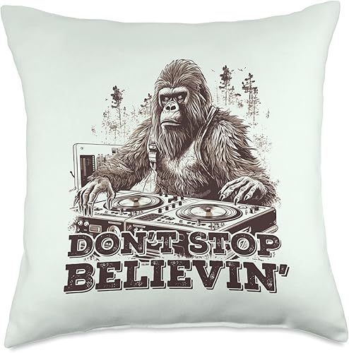 BIGFOOT SASQUATCH YETI Big Foot Memes DON'T Stop Believing DJ Bigfoot Sasquatch Big Foot Fun Meme Throw Pillow, 18x18, Multicolor disponible en Yaxa Colombia