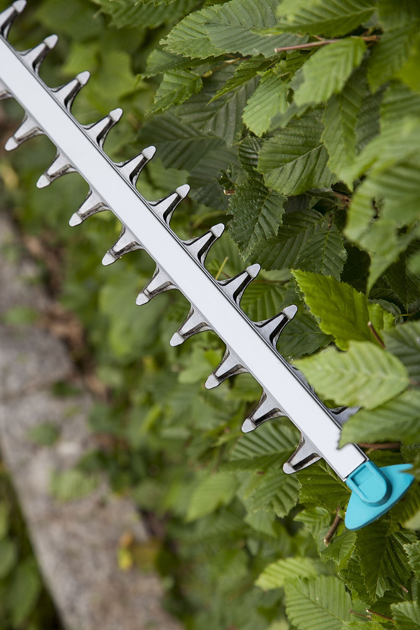 Gardena Elektro-Heckenschere ComfortCut 600/55: Heckenschneider mit 600 W Motorleistung, 55 cm Messerlänge, 27 mm Messeröffnung, ergonomischer Griff und Anschlagschutz (9834-20)