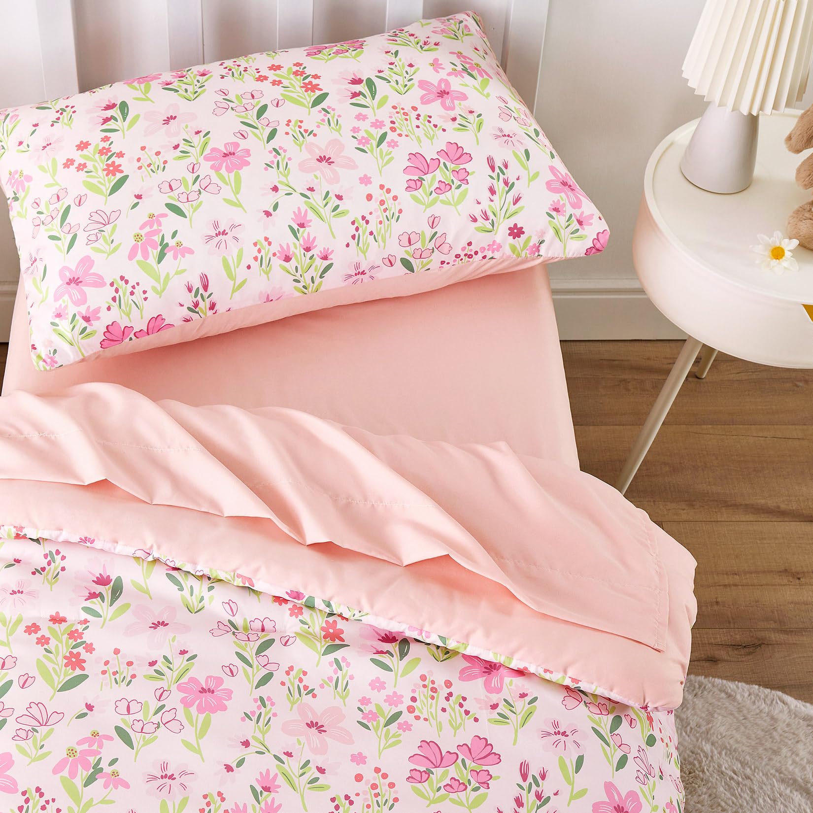 Wake In Cloud - Juego de ropa de cama floral para niñas, bonitas flores botánicas coloridas, juego de cama suave de 4 piezas para cuna que incluye edredón, sábanas y funda de almohada, rosa claro
