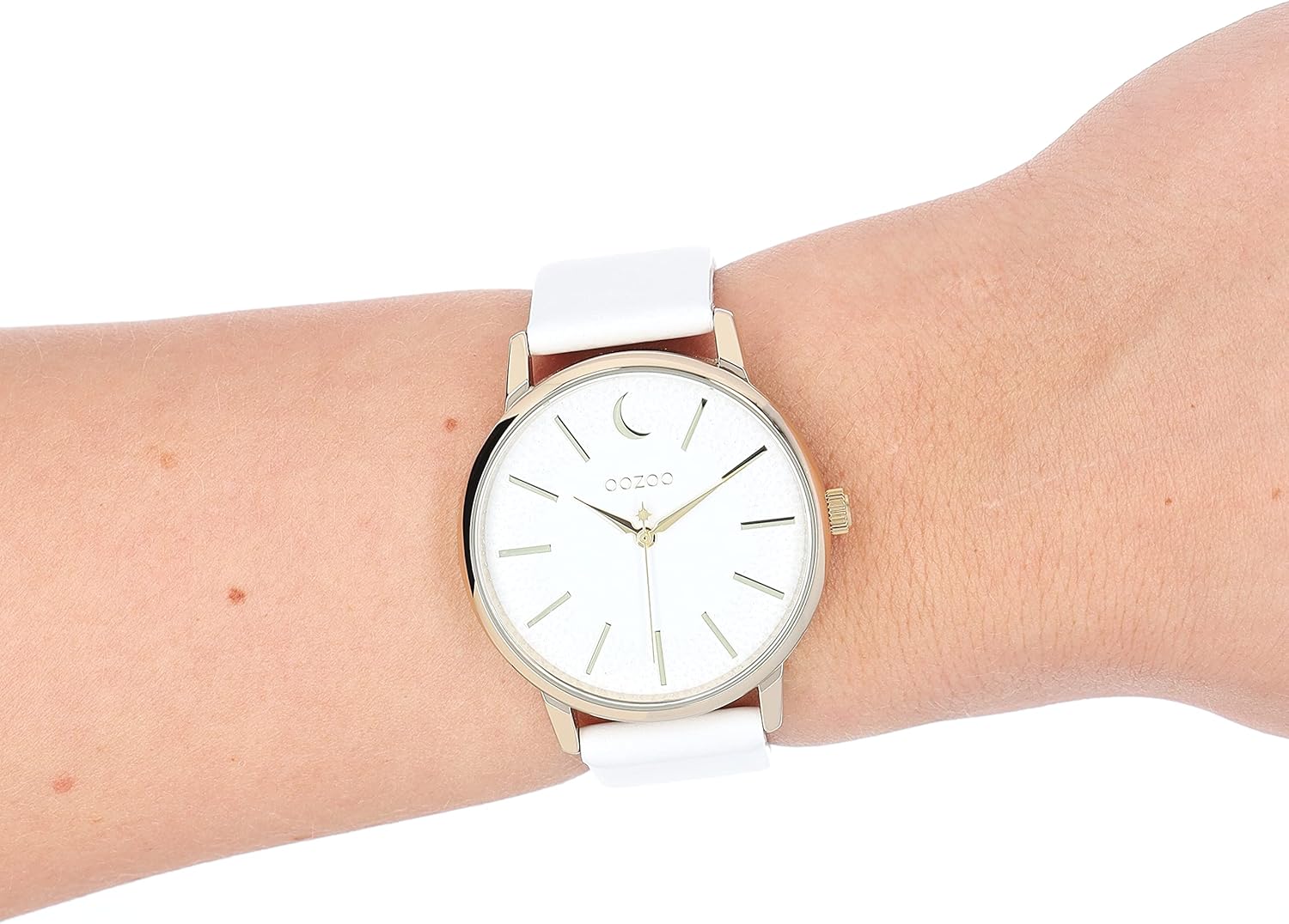 Oozoo Timepieces Orologio da donna in oro bianco,Orologio da polso da donna con cinturino in pelle,Elegante orologio analogico da donna in rotondo C11156, bianco/oro Oozoo Timepieces Orologio da donna in oro bianco,Orologio da polso da donna con cinturino in pelle,Elegante orologio analogico da donna in rotondo C11156, bianco/oro