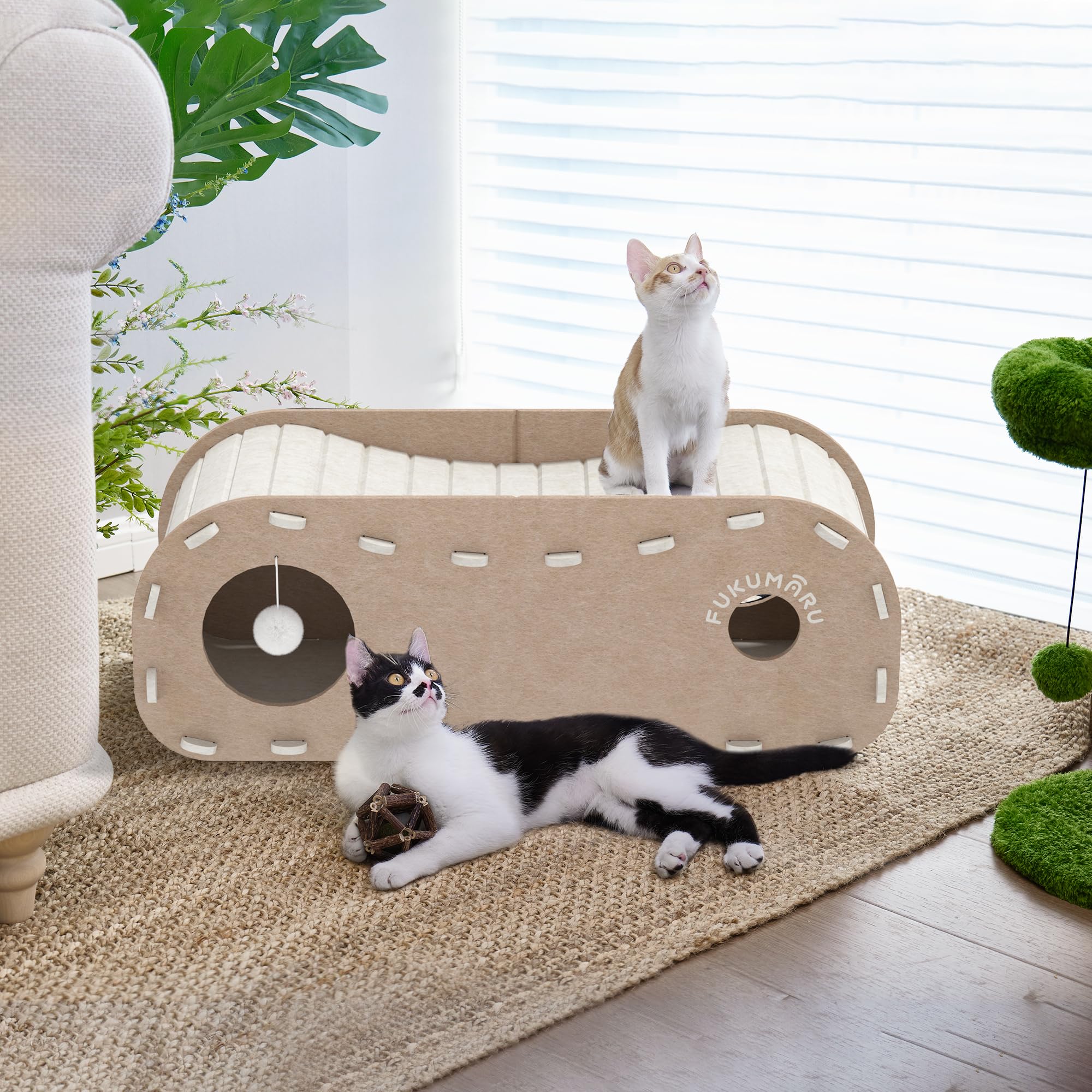 FUKUMARU Lit pour Chat d'intérieur, Grotte Extra Large pour Chat 80 cm Maison Confortable avec Boule Moelleuse à Suspendre, Lit cachette en Feutre résistant aux Rayures, Tunnel félin, Beige
