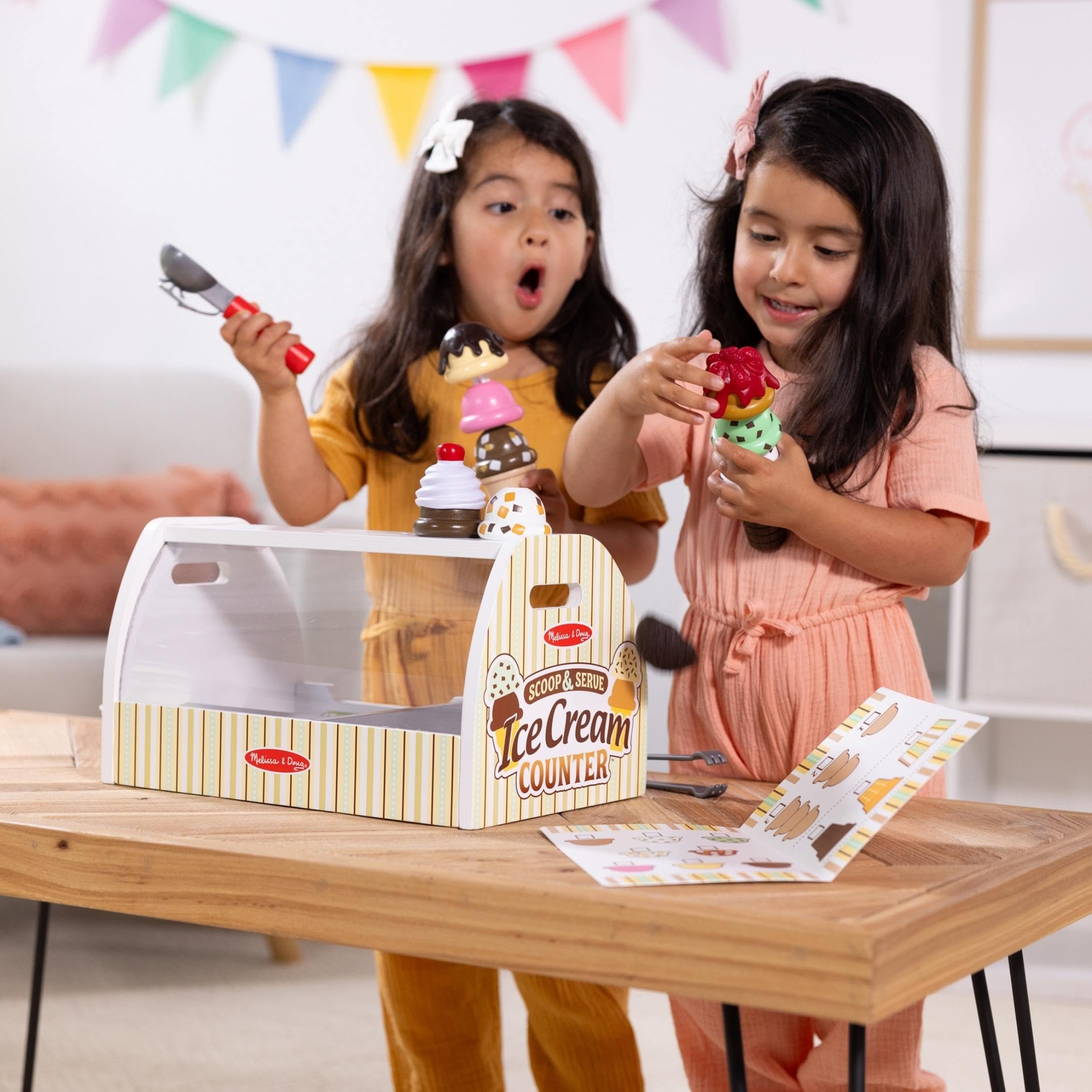 Melissa & Doug Banchetto dei Gelati - Gelateria in Legno, Giocattolo Gelato Finto, Gioco di Imitazione Montessori, Regalo per Bambini e Bambine, 3+ Anni