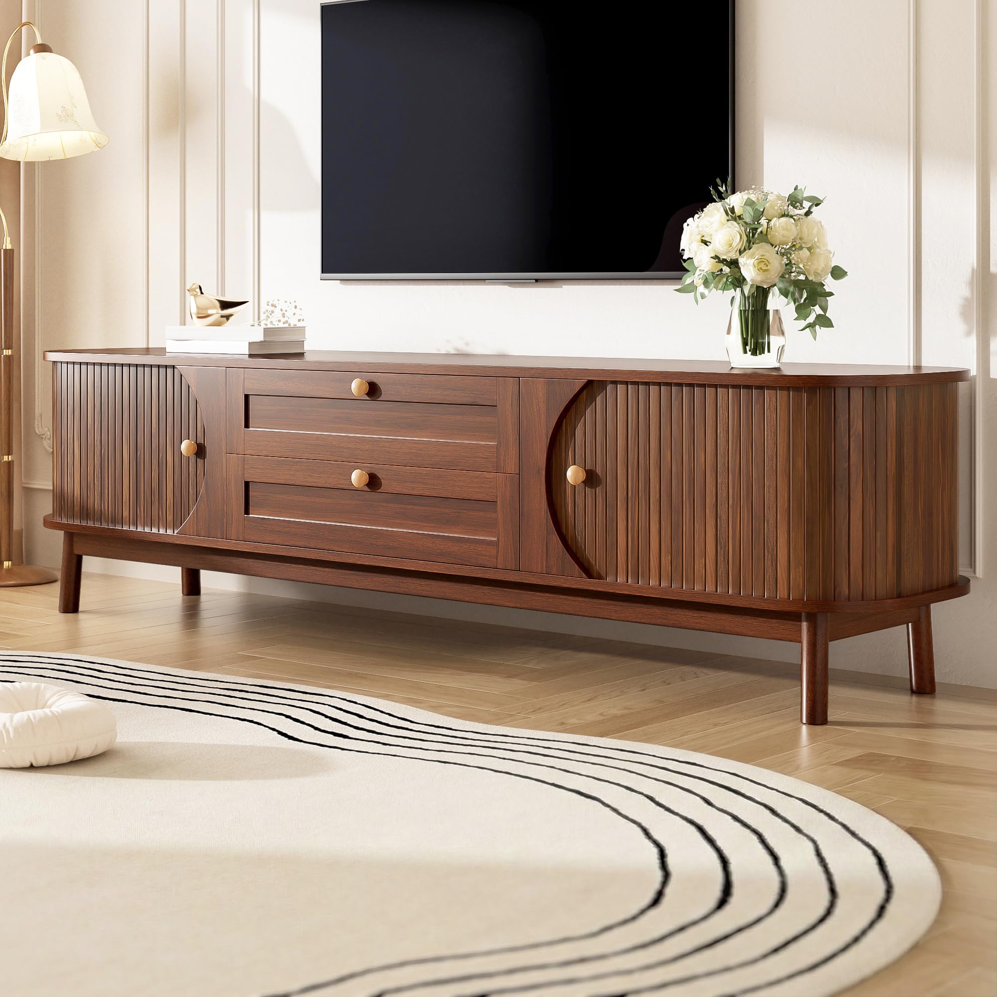 Mueble de TV moderno de nogal con aspecto de madera con cajones y compartimentos de almacenamiento, esquinas redondeadas, patas de madera sólidas, armario de TV con espacio de almacenamiento