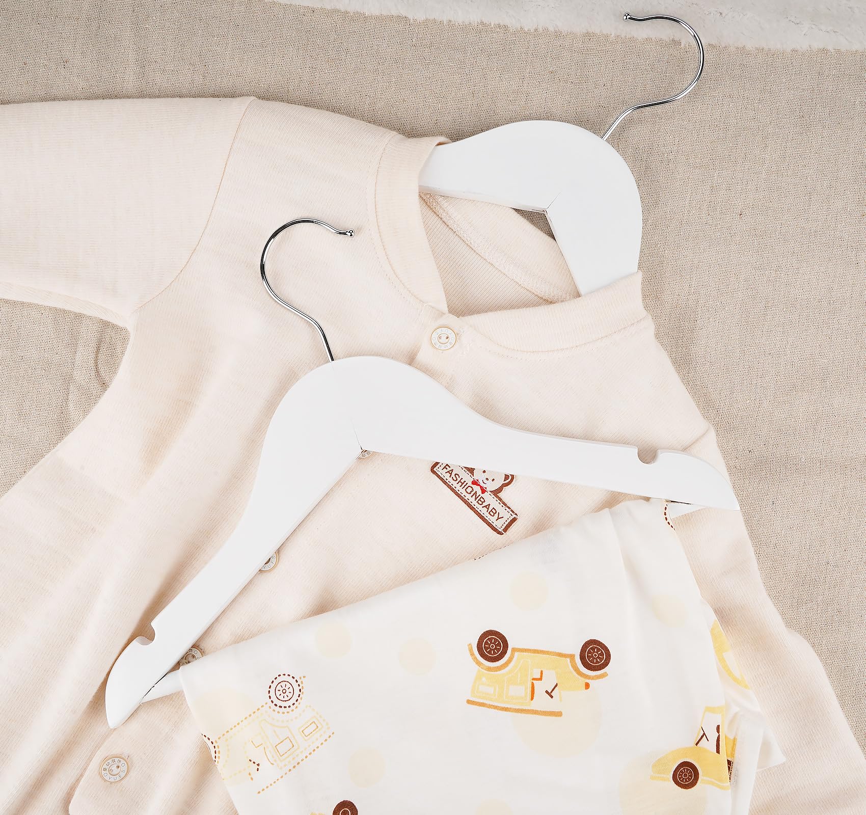 Homewit Lot de 12 cintres en bois pour enfants avec encoches antidérapantes et barre de pantalon, rotatifs à 360 °, pour vêtements de bébé et tout-petits - Blanc - 30 cm
