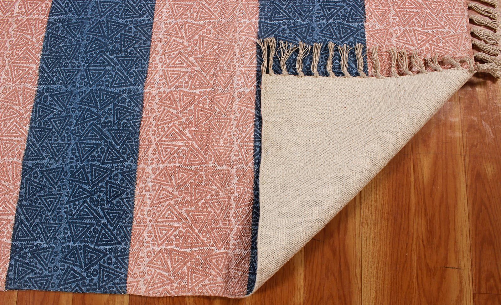 Kelim Teppich, quadratisch, handbedruckt, Baumwolle, Dhurrie, rosa und blau, gestreiftes Design, Handwäsche, 0,5 cm dick, handgefertigt, Boho, für drinnen und draußen, Flachgewebe, Teppiche für Flur