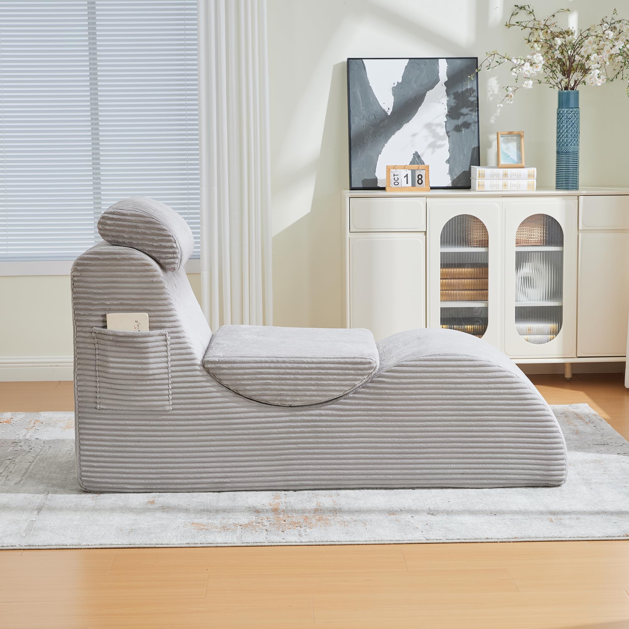 Moderner Freizeit-Sessel Hellgrau mit einzigartigem Design, ergonomisch geformt, aus hoch elastischem Kompressionsschaum. Abnehmbare Sitzauflage und Seitentasche für komfortables Sitzen im Alltag.