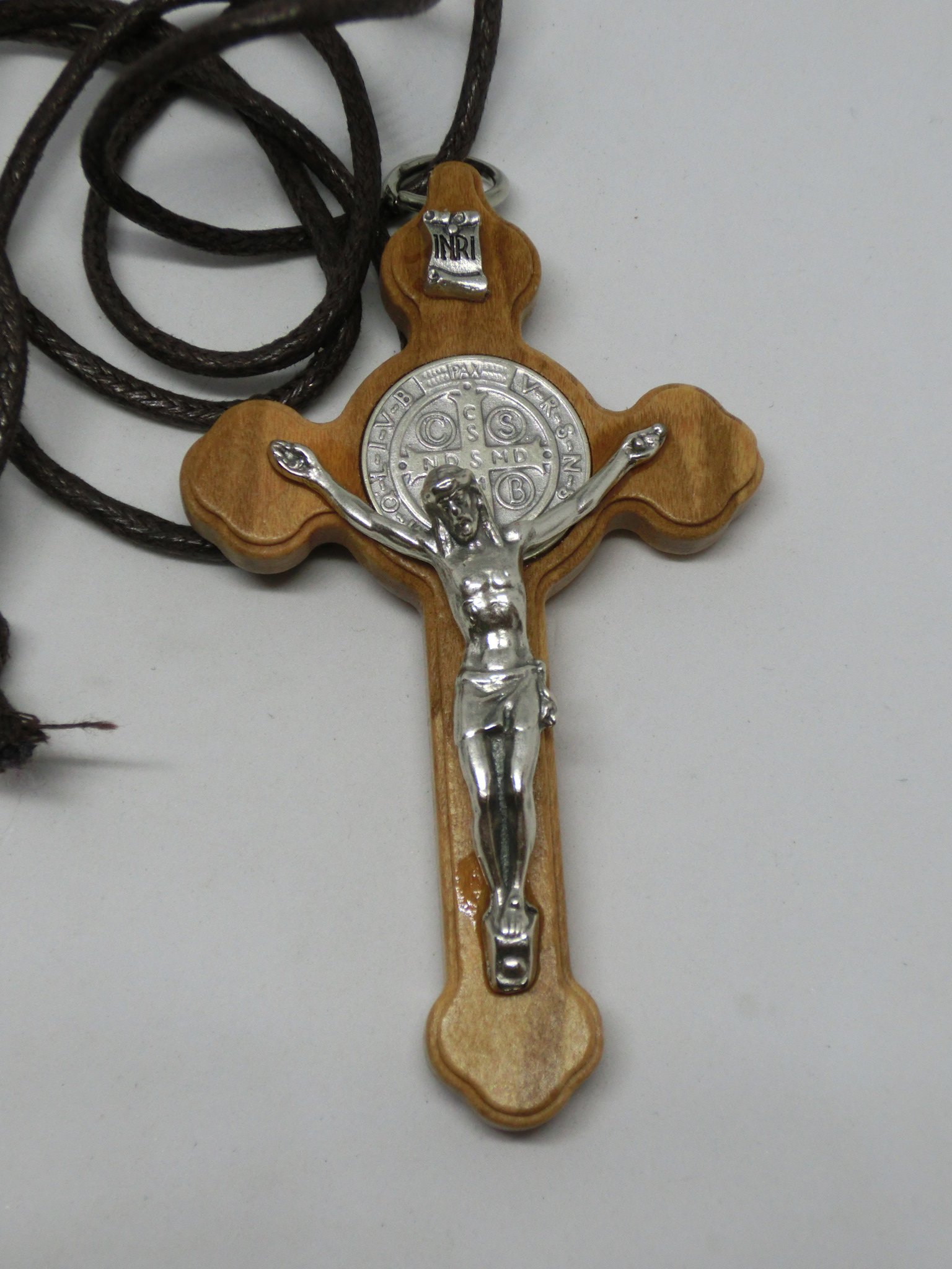 Croce Di San Benedetto In Legno D'Ulivo - Con Laccio E Preghiera | 8 Cm, Scatola Regalo