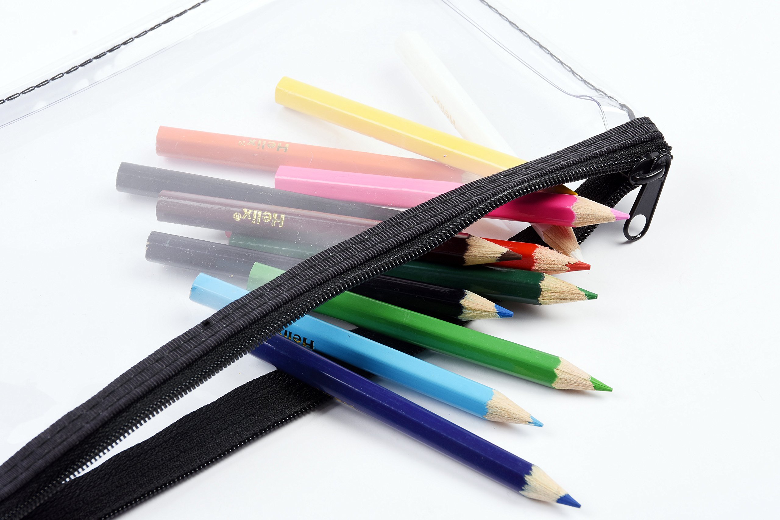 Een Raadselde Jonge Vrouw Staat In Een Handdoek Gewikkeld Op Een Roze Achtergrond Met Verschillende Potten Schoonmaakmiddelen Haar Kleding Image260305725