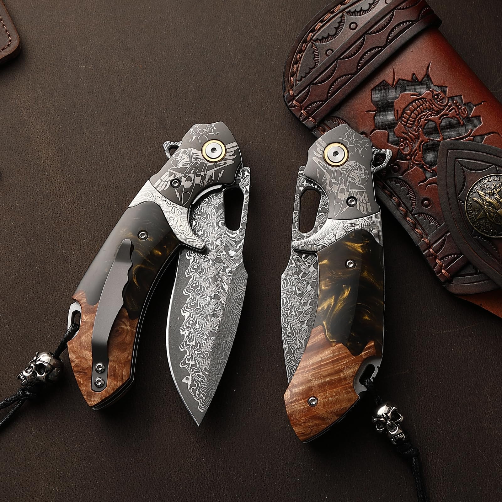 Handgefertigtes Klappmesser aus Damaszenerstahl, Taschenmesser für Herren, mit Lederscheide und Gürtelclip, Griff aus Ahorn mit Harzbeschichtung, ideal für Outdoor-Aktivitäten wie Wandern und Camping