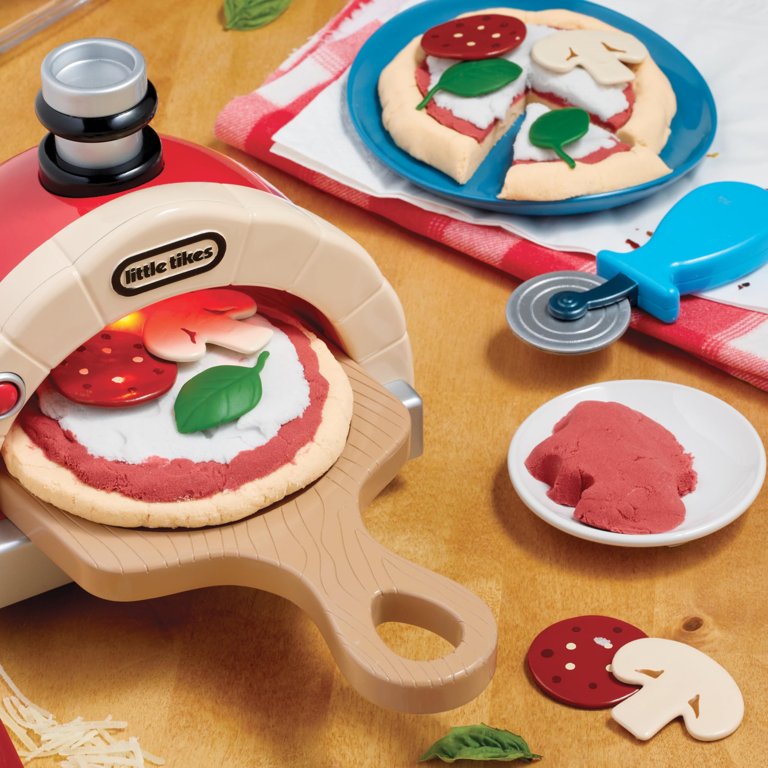 Little Tikes Creative Chefs Pizza Kit - con Arena Especial de Juego Make-It! Mix, 22 Accesorios, Juego de Chef de Pizza Realista, para Niños y Niñas Mayores de 3 Años, NO Comestible