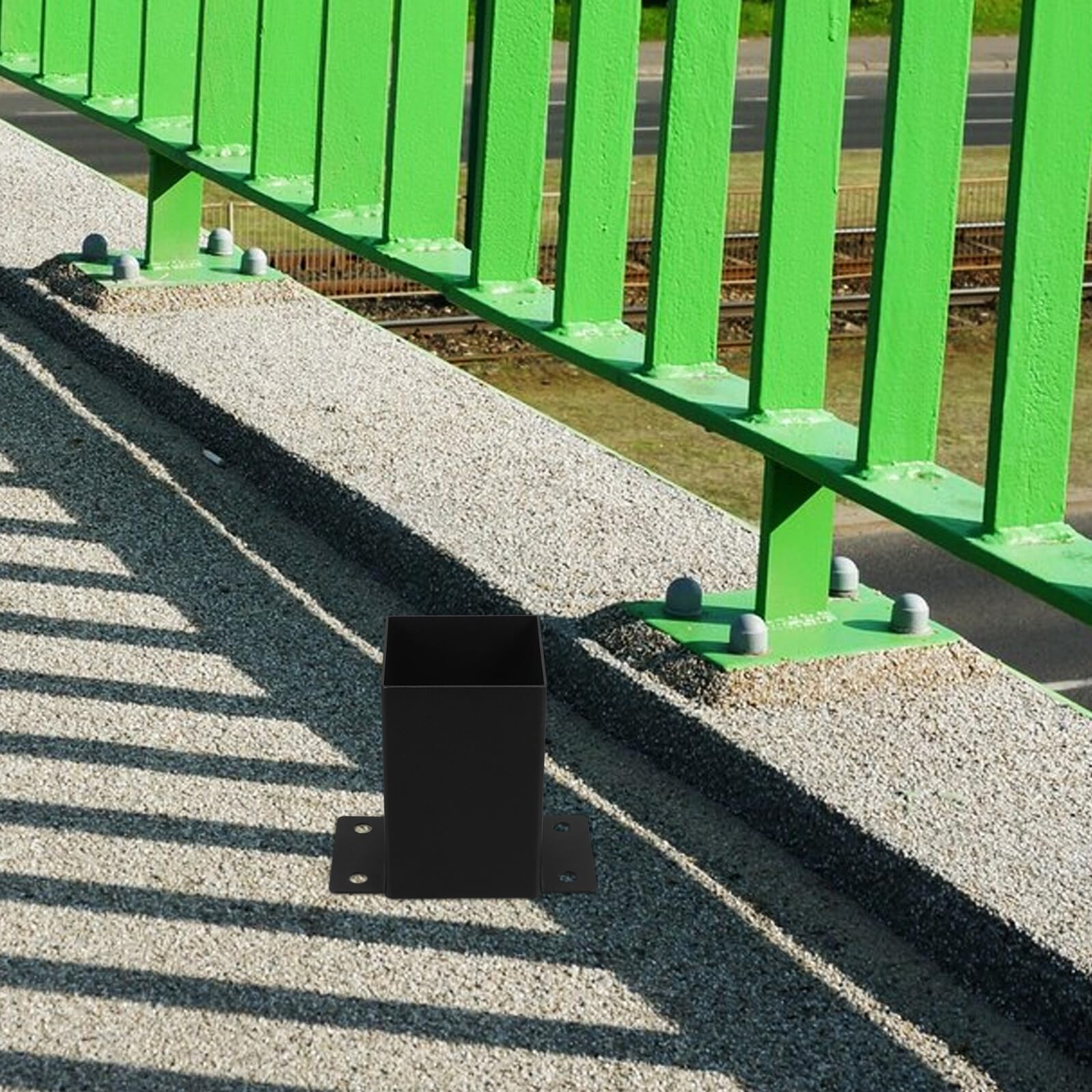 Housoutil Staffe Porta Palo per Ponti e Ancoraggi per Pali Esterni in Metallo Nero, Base Regolabile per Pali di Pergola e Recinzione, Supporto Resistente per Terrazze e Verande, Set