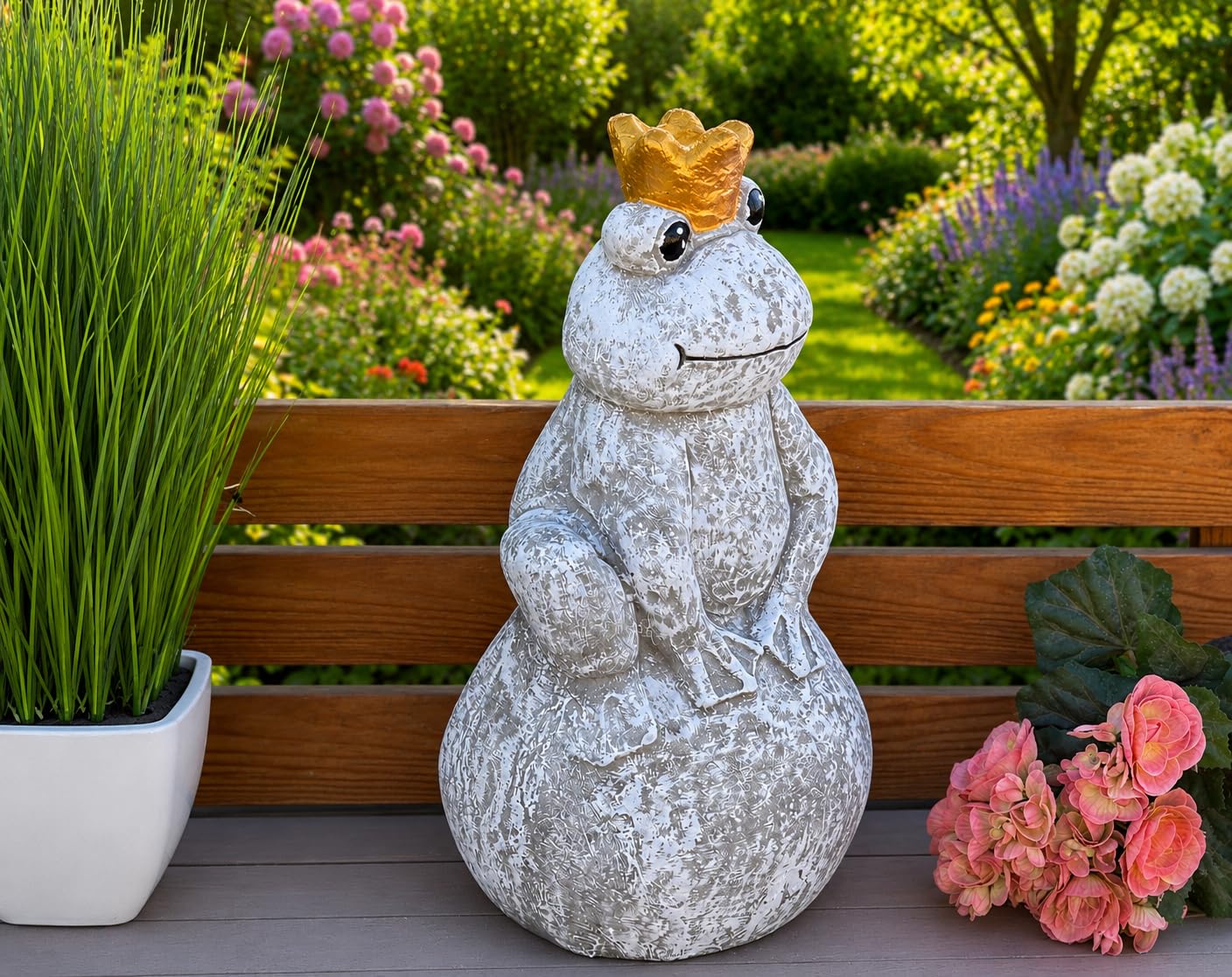 stoneandstyle Froschkönig auf Kugel aus Steinguss frostfest | wetterfeste Gartenfigur Frosch mit Krone für Garten, Terrasse & Teich