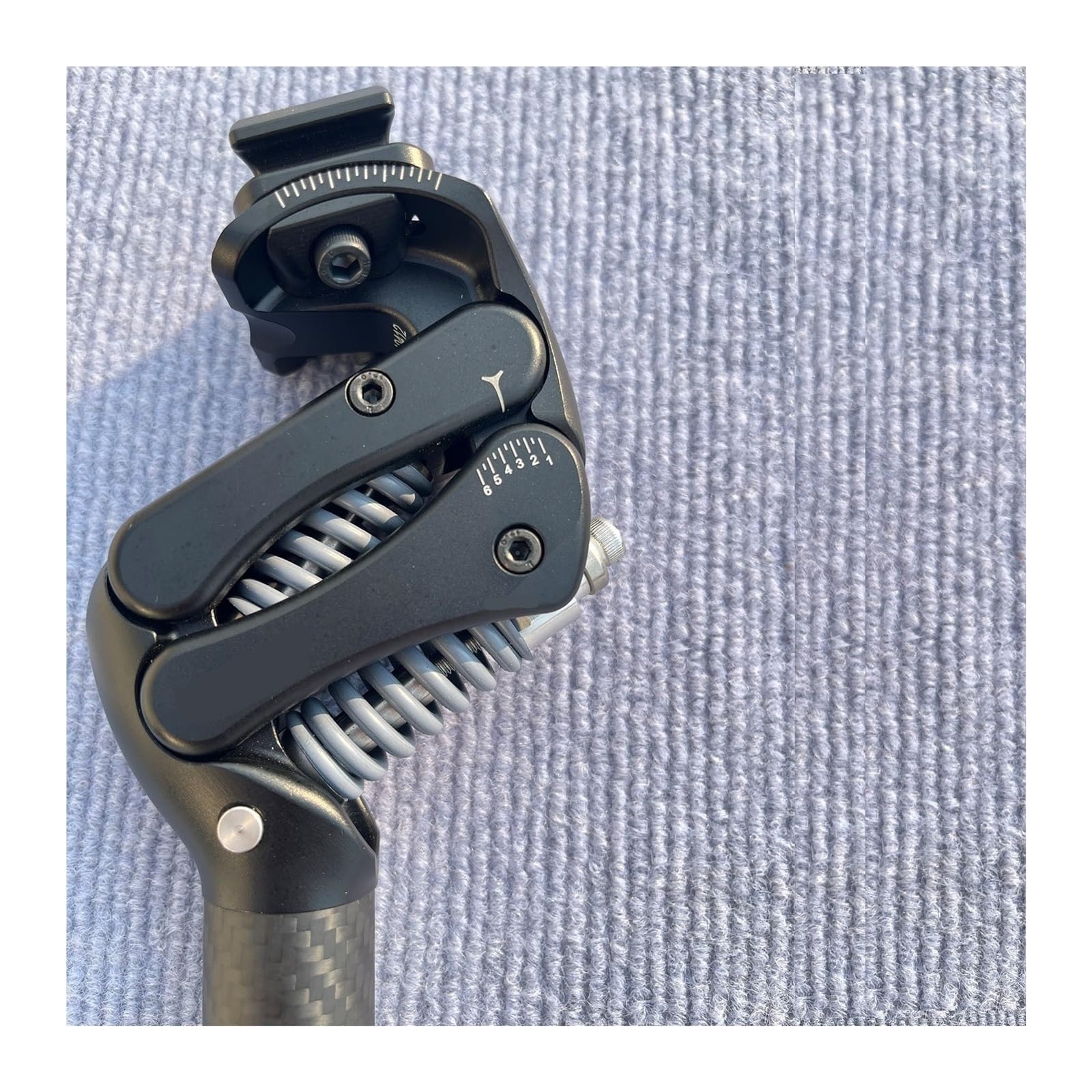 Reggisella for bicicletta con ammortizzatore a sospensione in fibra di carbonio
