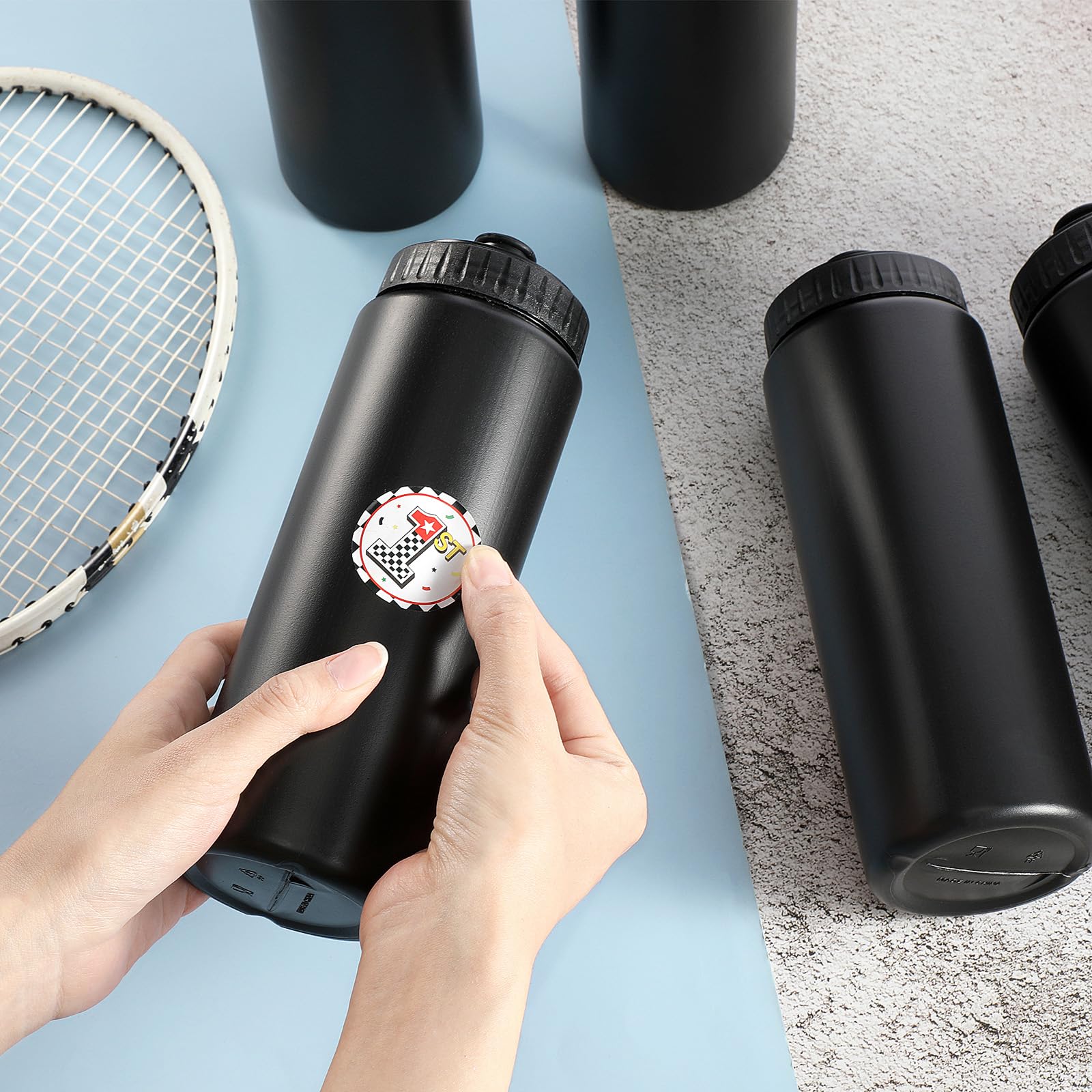 Dandat Wiederverwendbare Wasserflaschen für Jungen und Erwachsene, 680 ml, Kunststoff, mit Zugverschluss, Team-Sportflaschen für Fitnessstudio, Fußball, Cheer, Partyzubehör, Schwarz, 50 Stück
