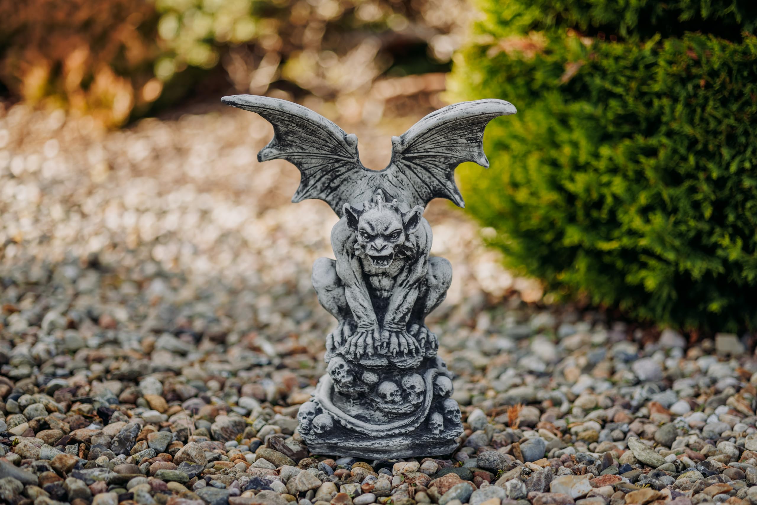 gartendekoparadies.de Gargoyle Gartenfigur mit Flügeln auf Totenschädeln, 40 cm Höhe, 8 kg, Grau, Steinguss, frostsicher für Außenbereich