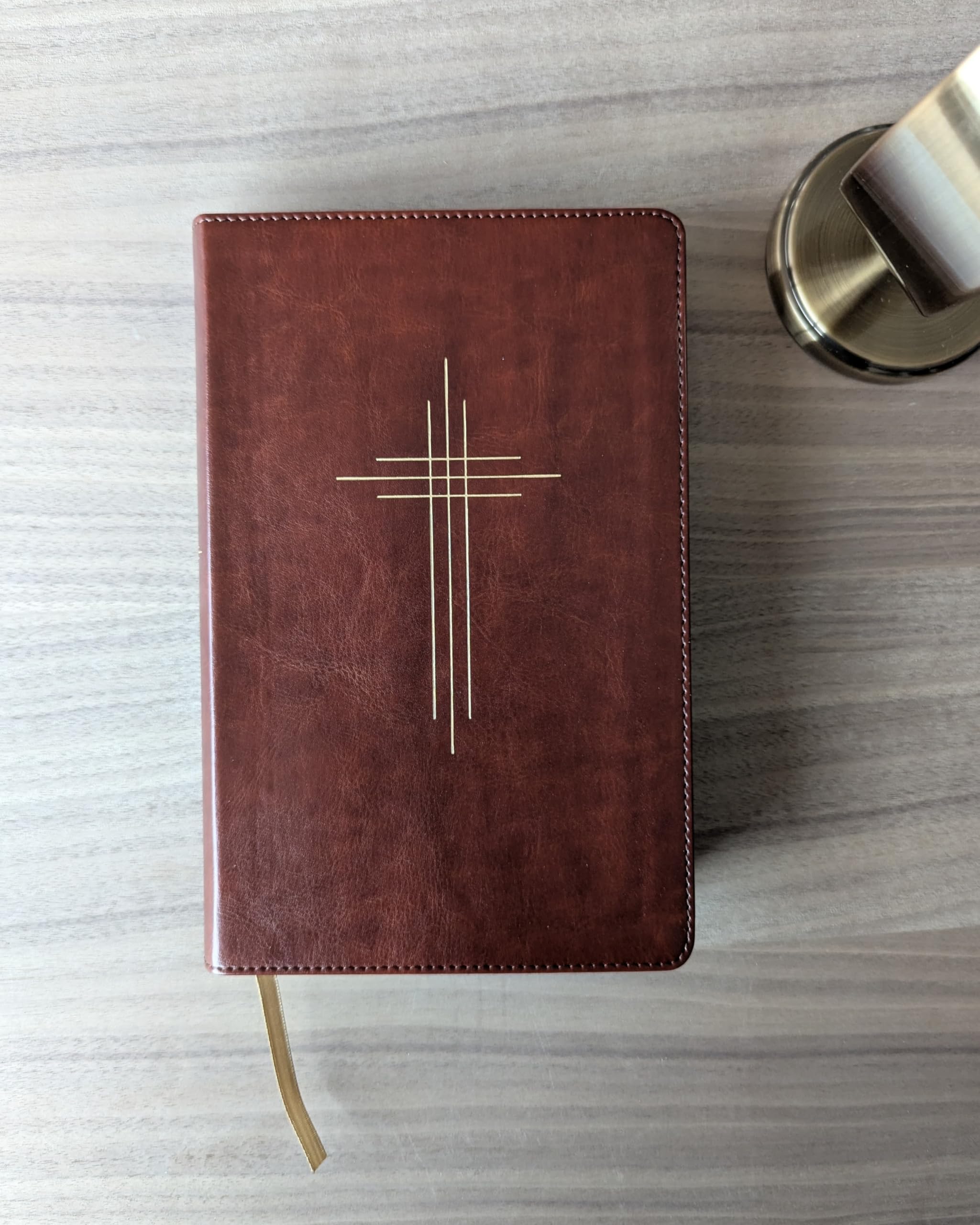 The Message Deluxe Gift Bible (Leather-Look, Dark Brown Gold Cross): The Bible in Contemporary Language - PT05