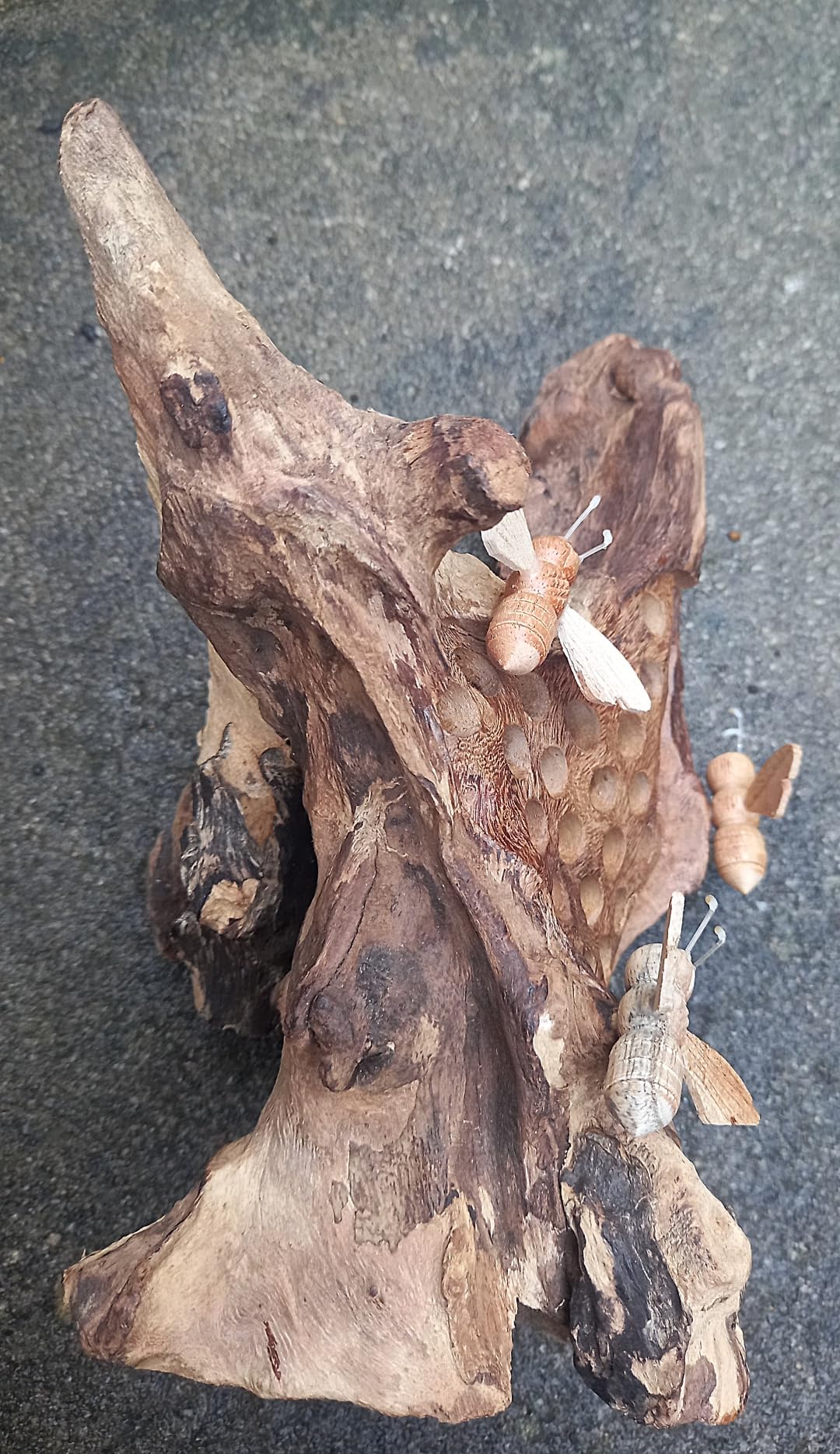 Insektenhotel aus Teakholz mit geschnitzten Bienen, 25 cm Ein schönes Insektenhotel für Ihren Garten, Terrasse oder Terrasse