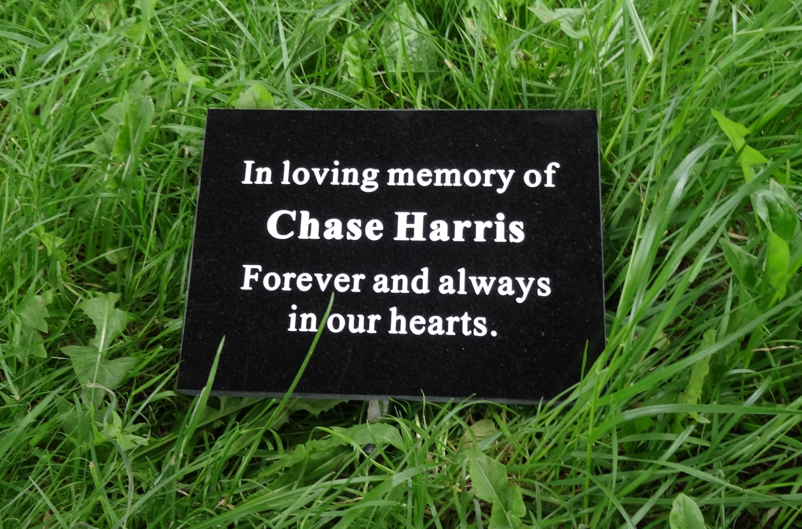 ukgifts Natural Granite Engraved Plaque Personalised Engraved Memorial Plaque Grave Marker Headstone (20cm x 15cm up to 100 characters engraved)