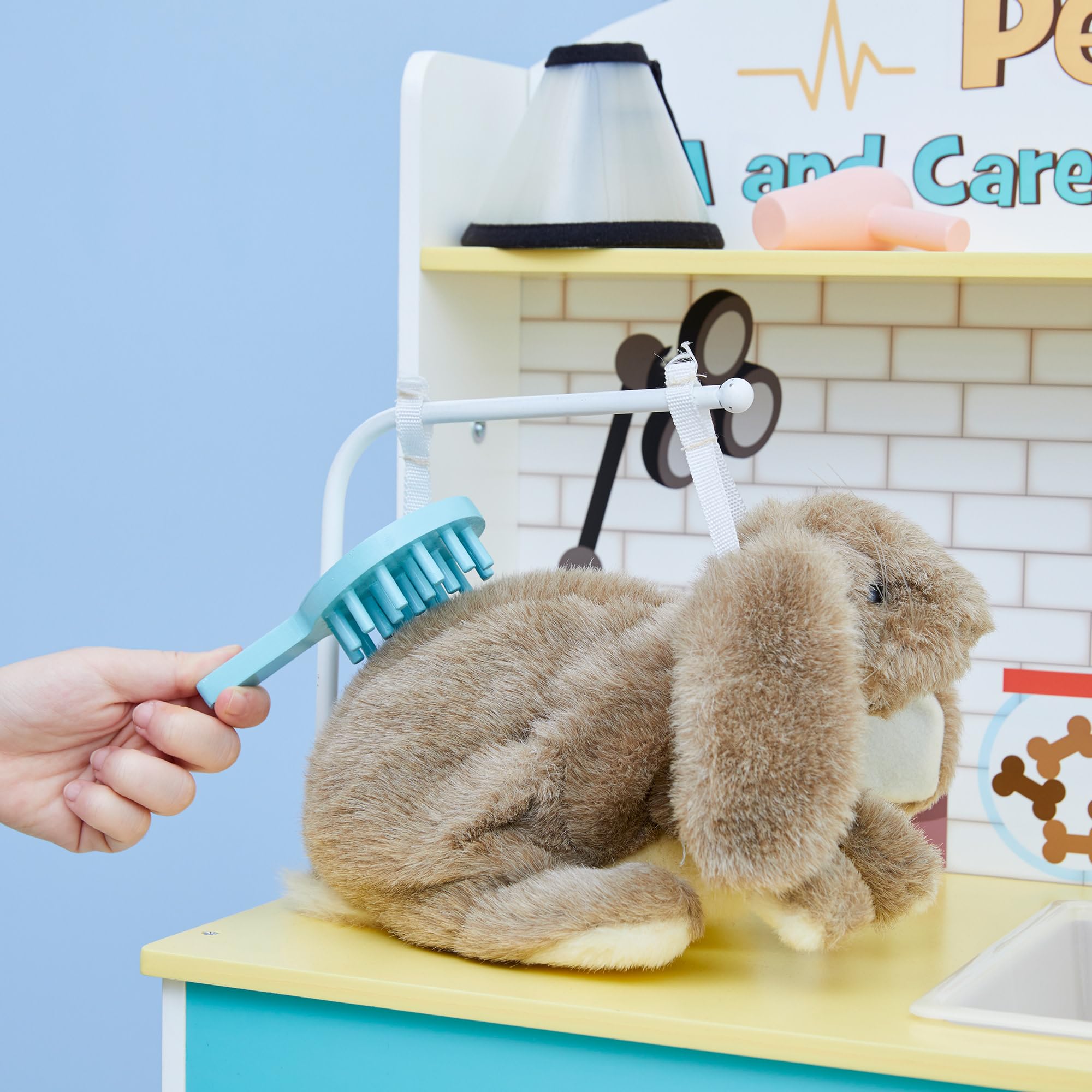 Teamson Kids Little Helper Supporto per Giochi in Legno per Animazioni di compagnie Faire Semblant de Jouer � la Clinica veterinaria Ensemble di Giochi per Chat e Chien con 19 Accessori per Giochi di