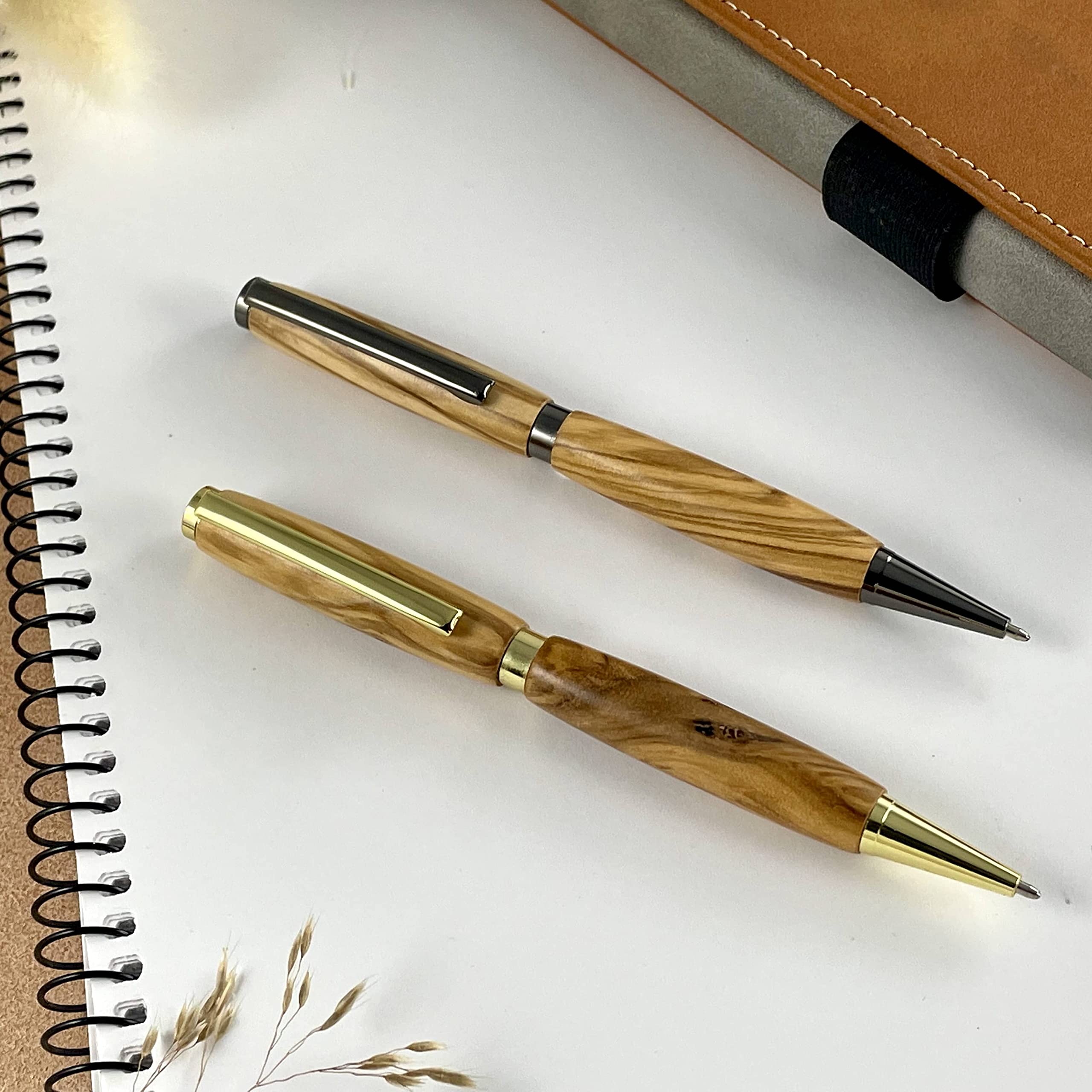 Parure 2 Stylos Bois Olivier d’Italie Fabriqué à la Main en France Cadeau Stylo Personnalisé Gravure Boite Métal
