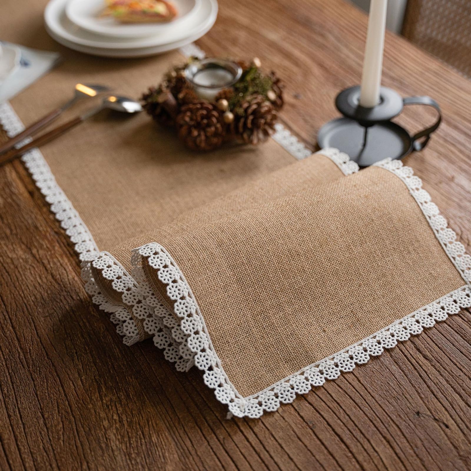 Runner da Tavolo Cotone Lino 30x220 cm, Runner da Tavola Moderno Lavabile Tinta Unita con Bordo di Fiori in Pizzo Decorazioni per Tavolino da Compleanni Matrimoni, Marrone Chiaro