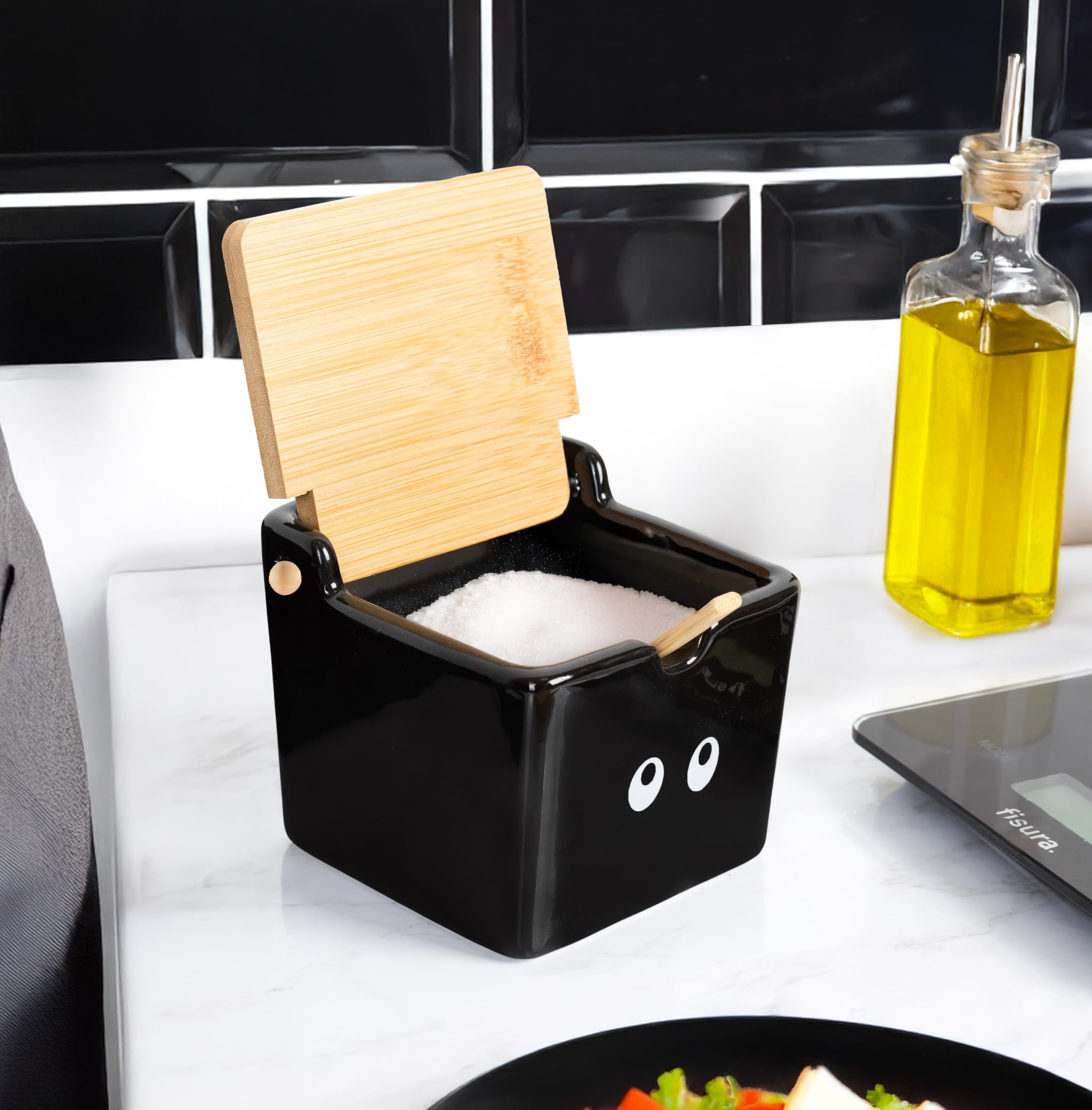 Fisura – Saliera originale nera con scritta “occhi”. Barattolo extra large quadrato in ceramica con coperchio in legno e cucchiaio. Ideale per sale, zucchero o spezie. 10x10x9 cm.