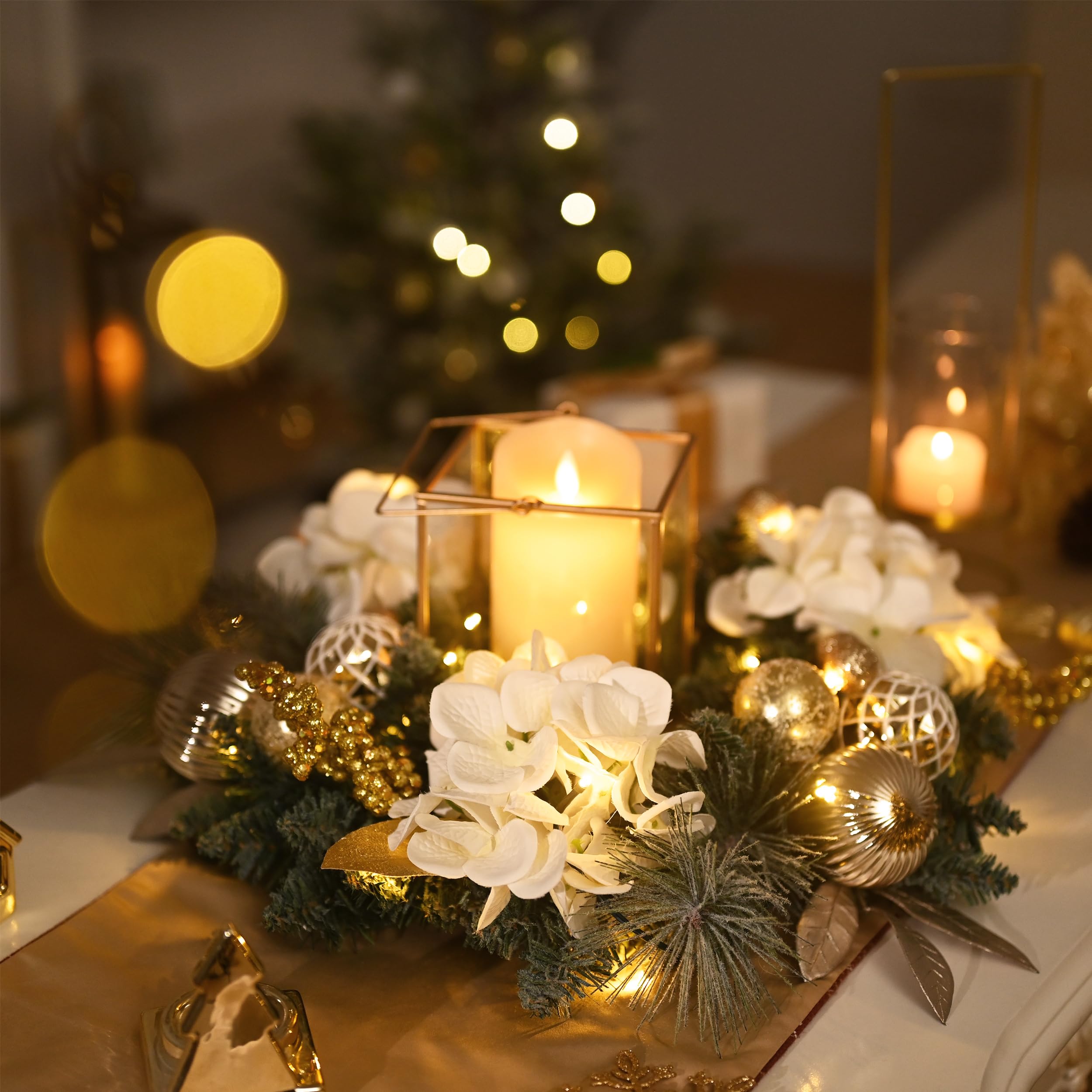 Valery Madelyn Couronne de Noël pré-éclairée pour porte d'entrée avec lumières, grande couronne de Noël de 61 cm avec boules de Noël blanches et dorées pour cheminée, fenêtre, table d'extérieur,