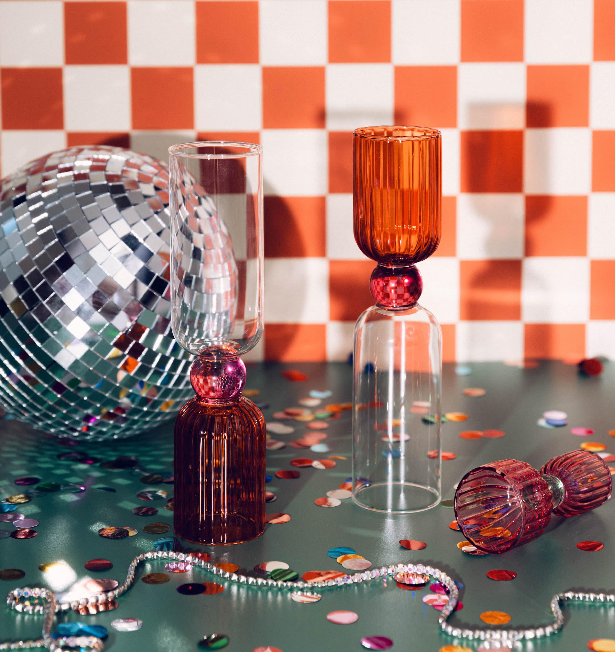 ban.do Tipsy Turvy - Juego de 2 copas de cóctel de 6.6 onzas para adultos, copas únicas de vino y champán, cristalería estética para carrito de bar, color turquesa