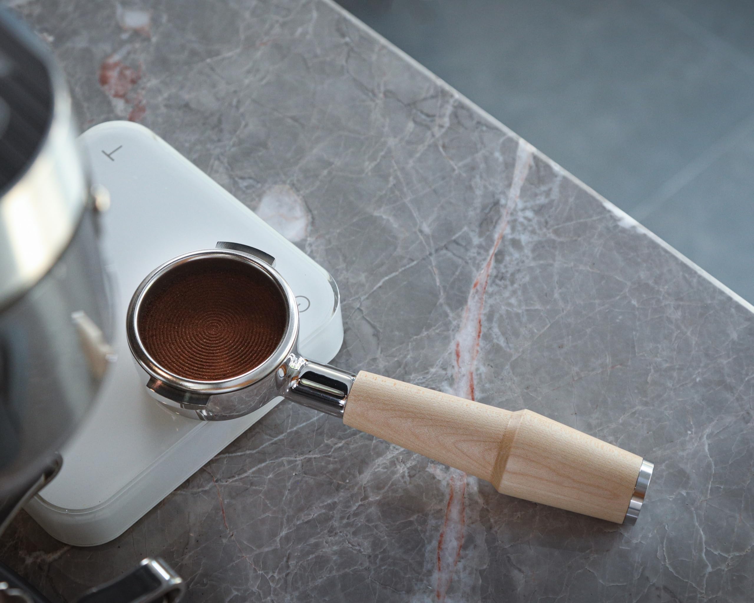 Espresso Zubehör Set 58mm E61 Ahorn & Buche – Bodenloser Siebträger, Kalibrierter Tamper, Kaffee-Verteiler, Tamperstation & Dosierring mit Puck Screen Für E61, Rocket, Lelit & ECM