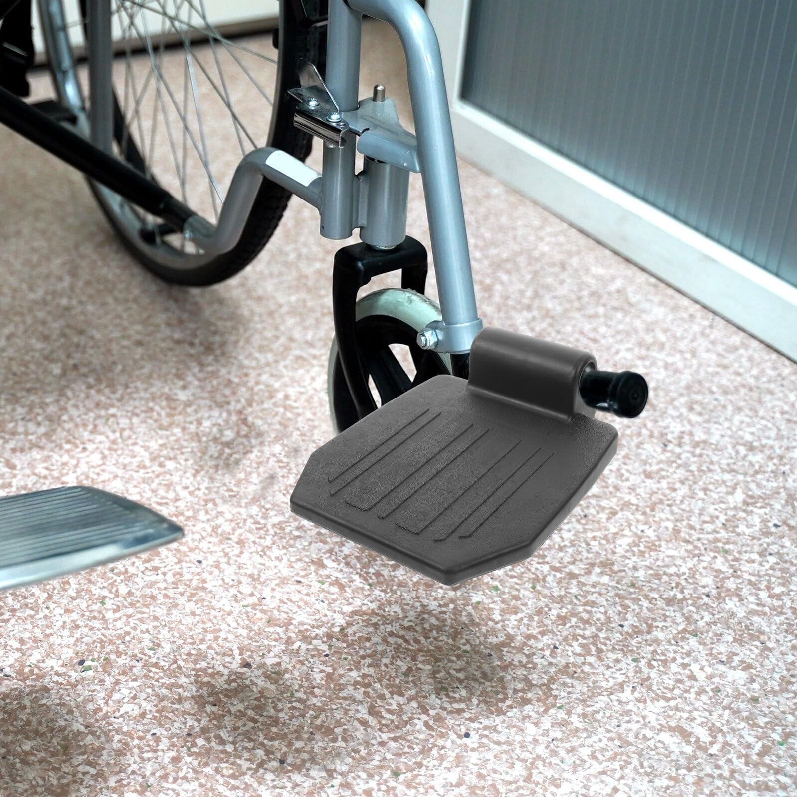 2 pezzi Poggiapiedi per Sedia Rotelle Pedana Elevabile Ergonomica e Resistente con Supporto Rinforzato Ricambio Pratico per Anziani e Disabili