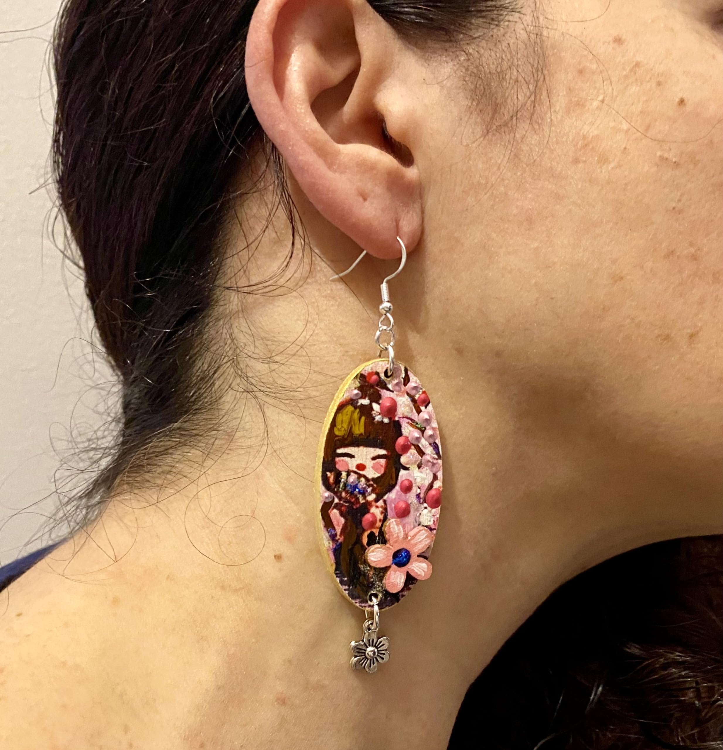 Pendientes pintados a mano – HOMENAJE A LAS MUÑECAS KOKESHI - rosa - Pendientes colgantes de mujer, Joyas de madera pintadas a mano, Made in Italy, Bisutería femenina decorada, Elaboración artesanal